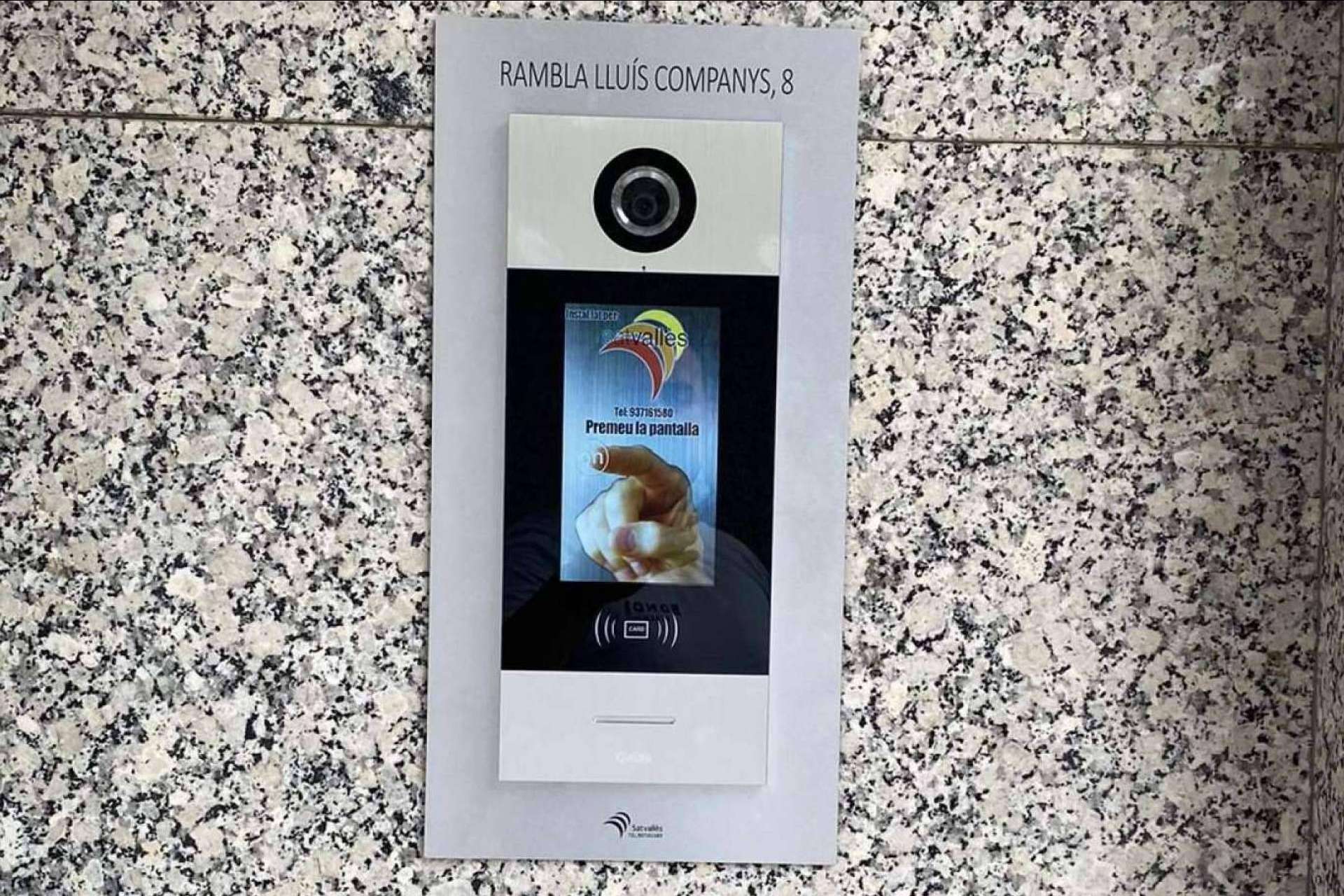 ¿Por qué instalar un videoportero táctil de SatVallès?