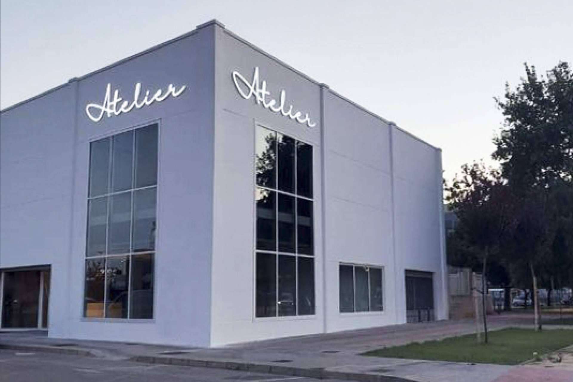 Taller central y centro logístico en la nueva sede de Barcelona de Atelier de Bodas
