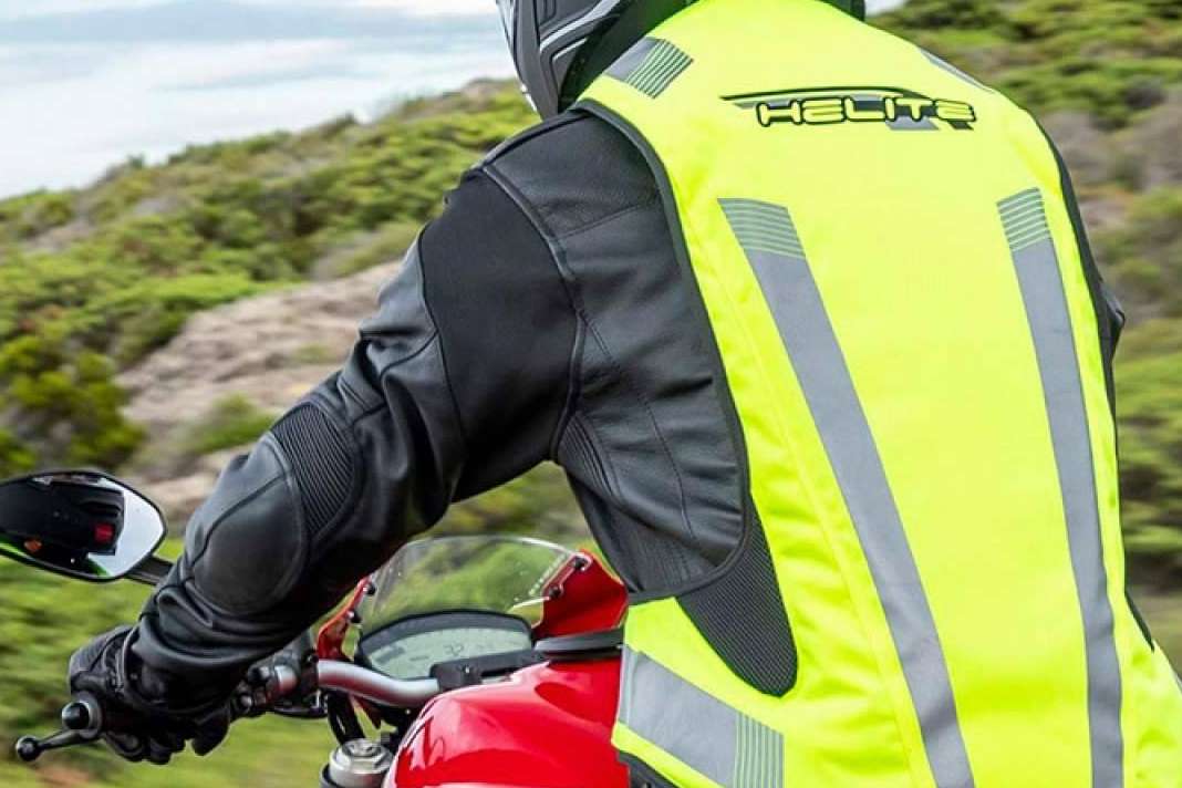 La importancia de protegerse con un chaleco airbag moto de la tienda especializada Babiek