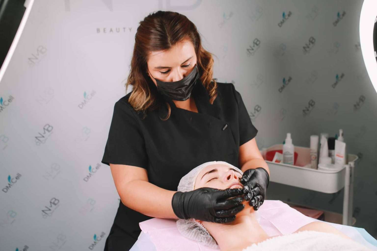 Los cursos de formación en limpieza profunda hydra & oxigenoterapia impartidos por Natalia Muñiz, propietaria de NMBeauty Academy