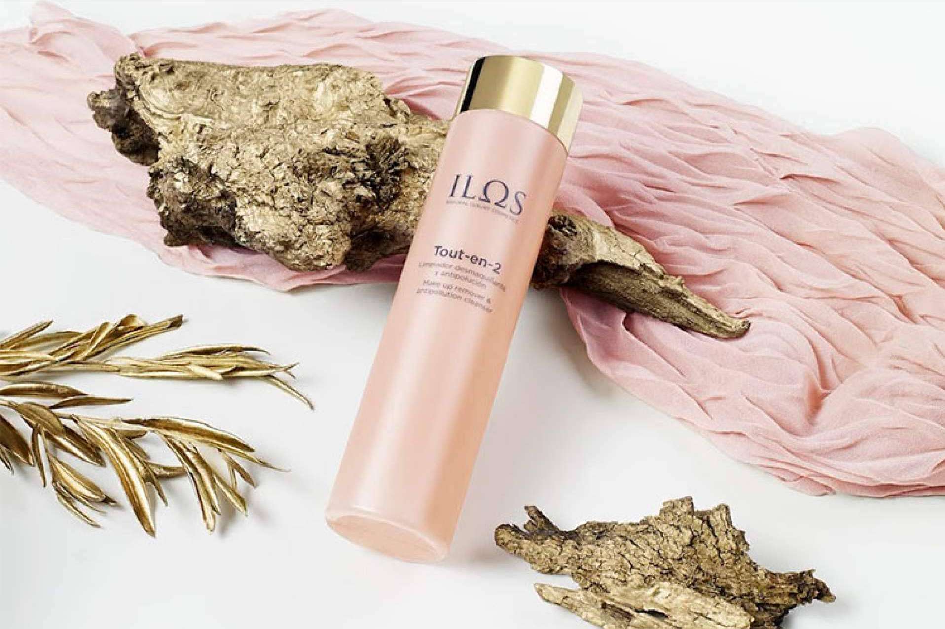 Limpiar el rostro con el nuevo producto de ILOS Natural Luxury Cosmetics, el trifásico TOUT-EN-2