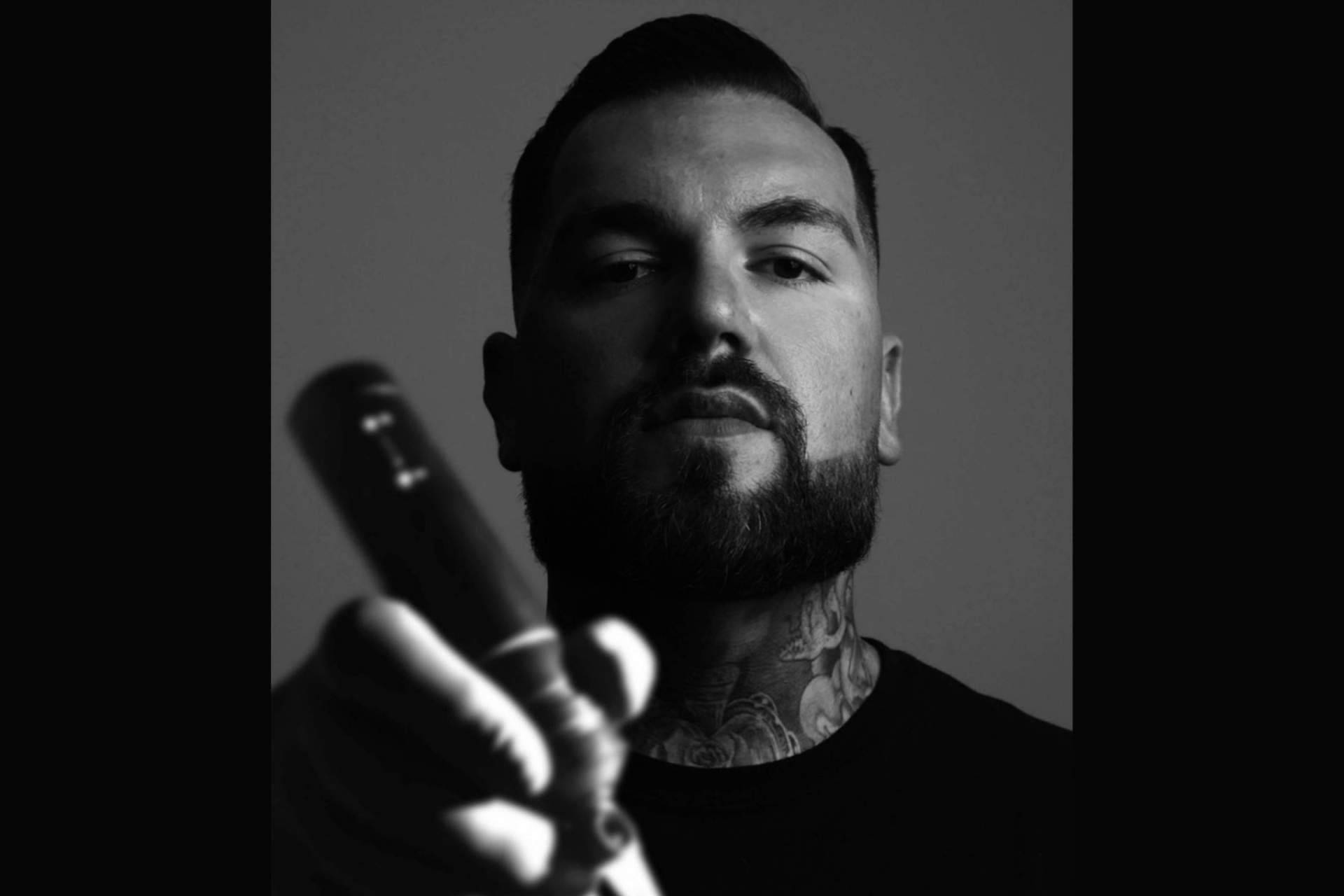 Carlos Fabra es el propietario y artista principal del estudio CosaFina Tattoo