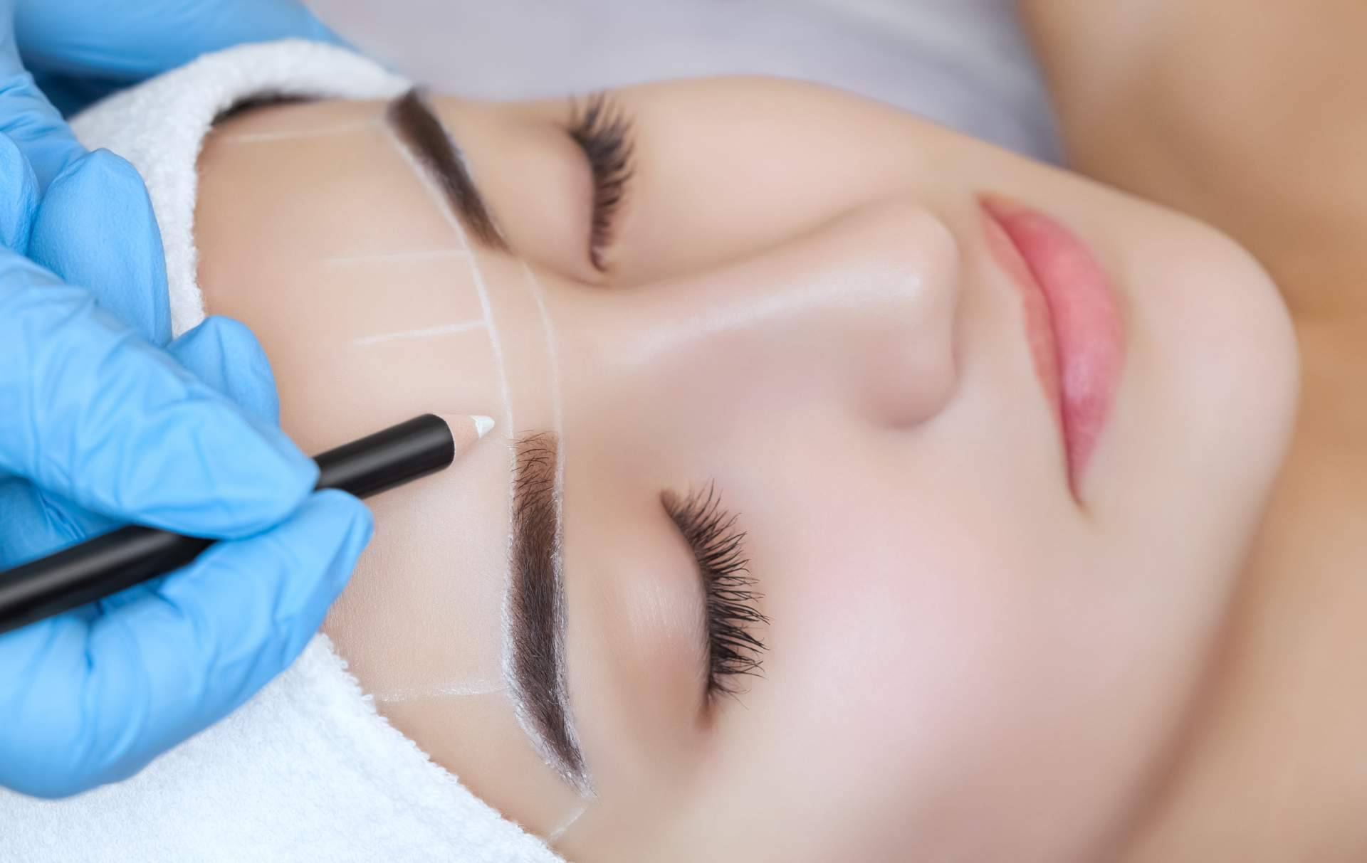 En Clínicas Dr. Pelo, mediante el microblanding se puede llevar a cabo el diseño de cejas 3D