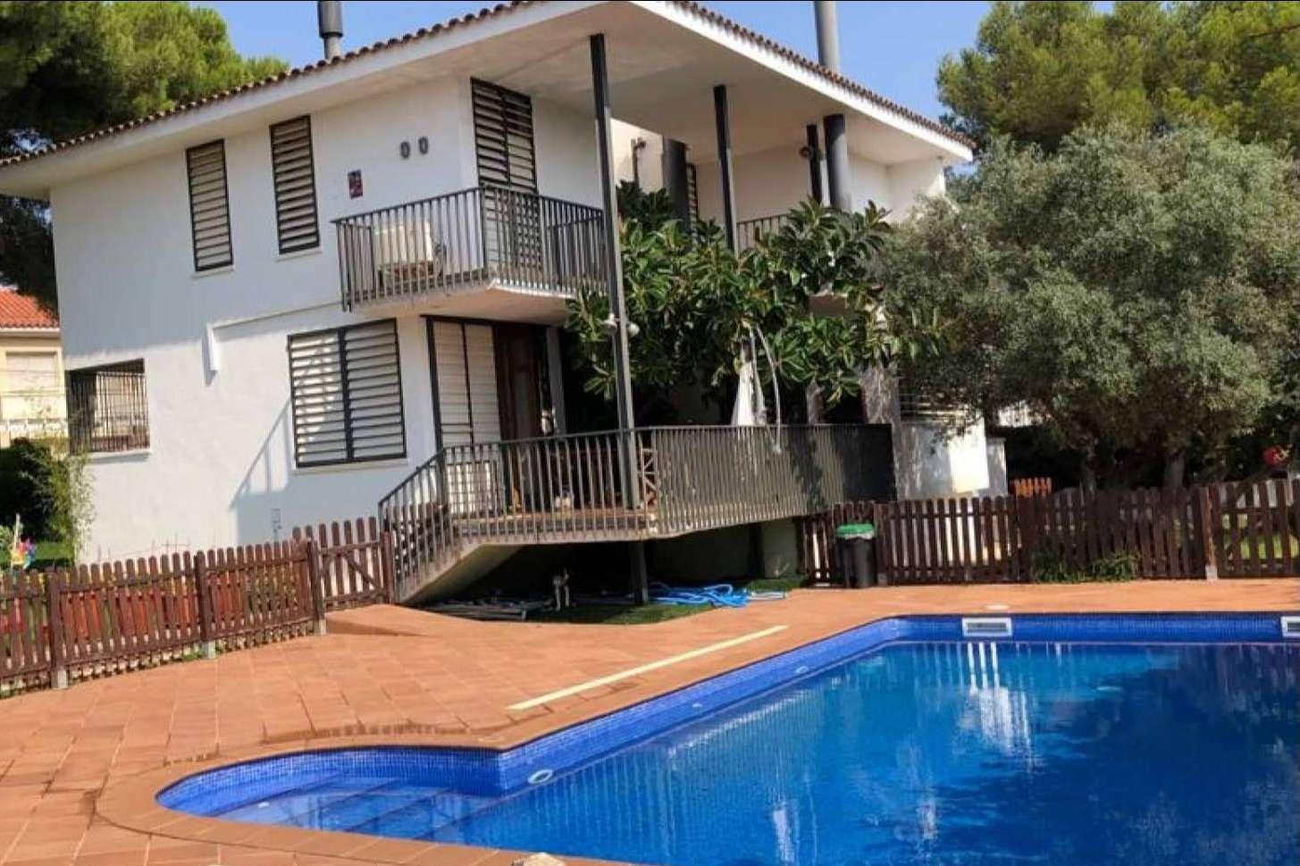 Mansión en entorno de playa y jardín con piscina particular