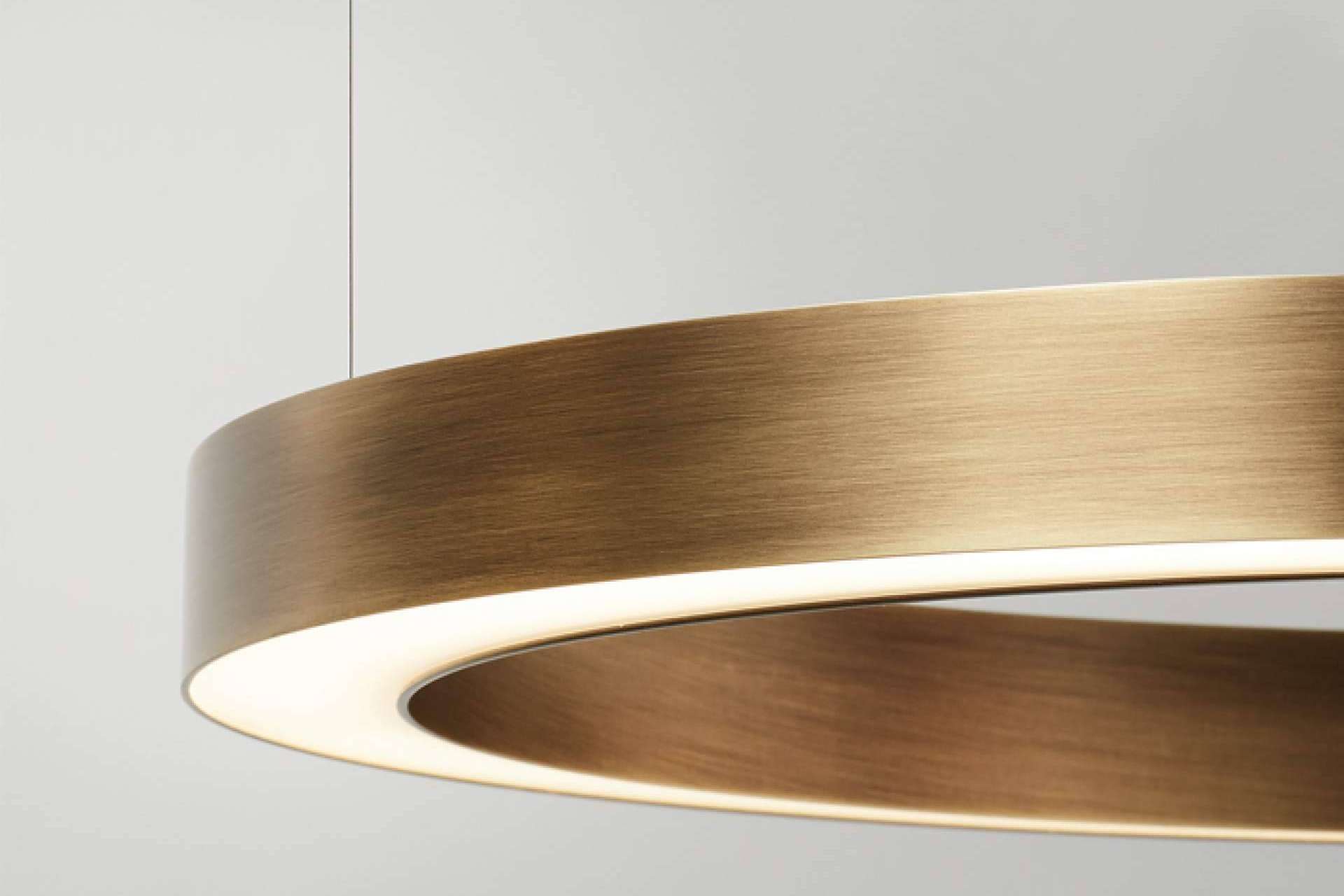 La lámpara circular se ha convertido en el clásico de INSOLIT como recurso para iluminar un espacio