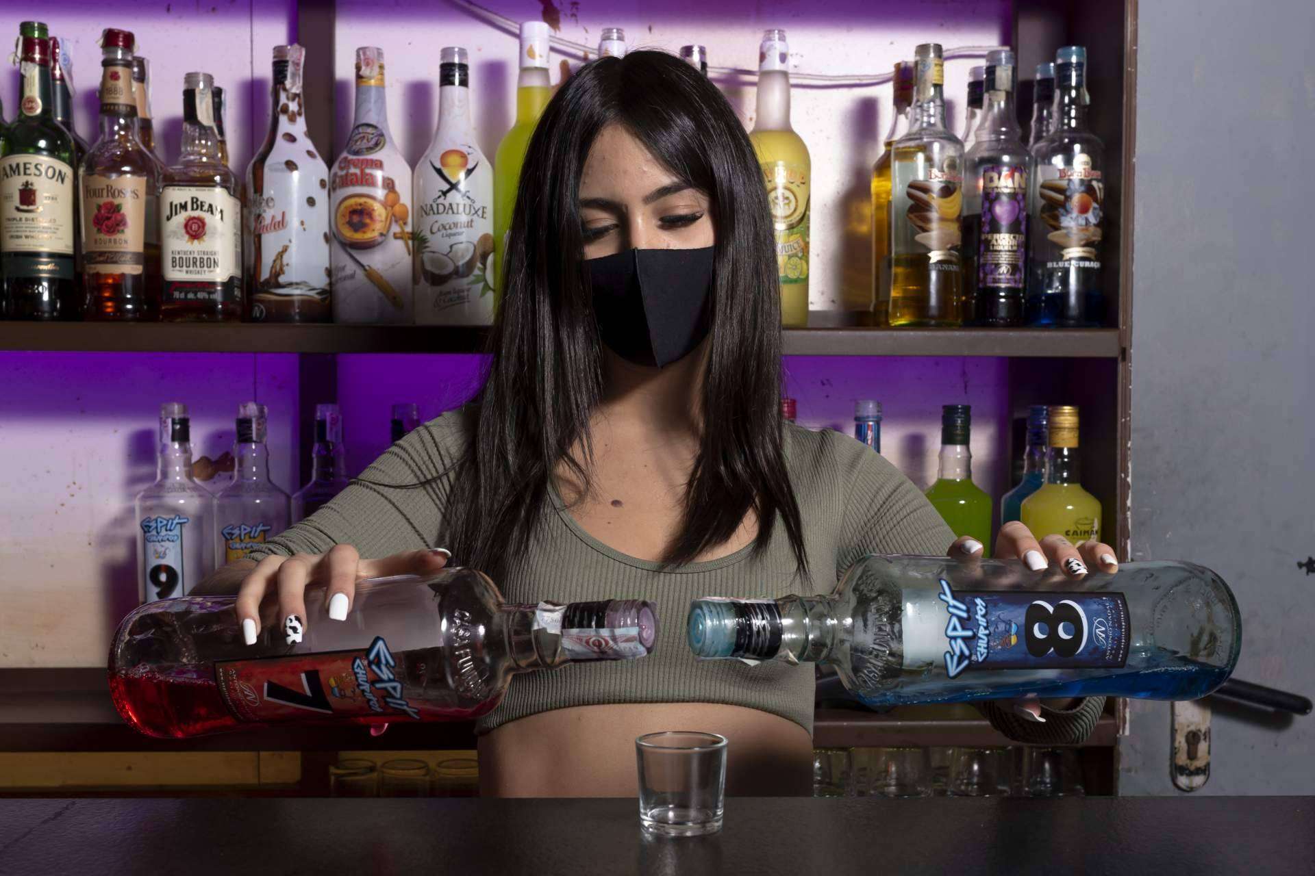 En Madrid, Espit Chupitos Madrid-Sol es una opción que ofrece más de 600 chupitos para disfrutar con amigos