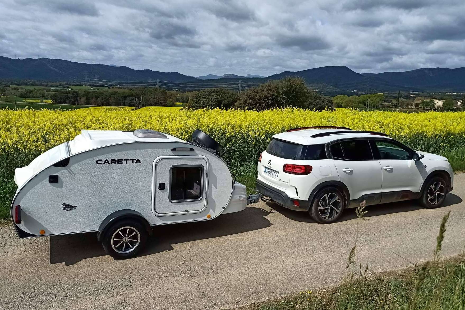 El remolque camper de Minicaravanas.com que destaca por su diseño deportivo que se adapta a todos los ritmos de vida
