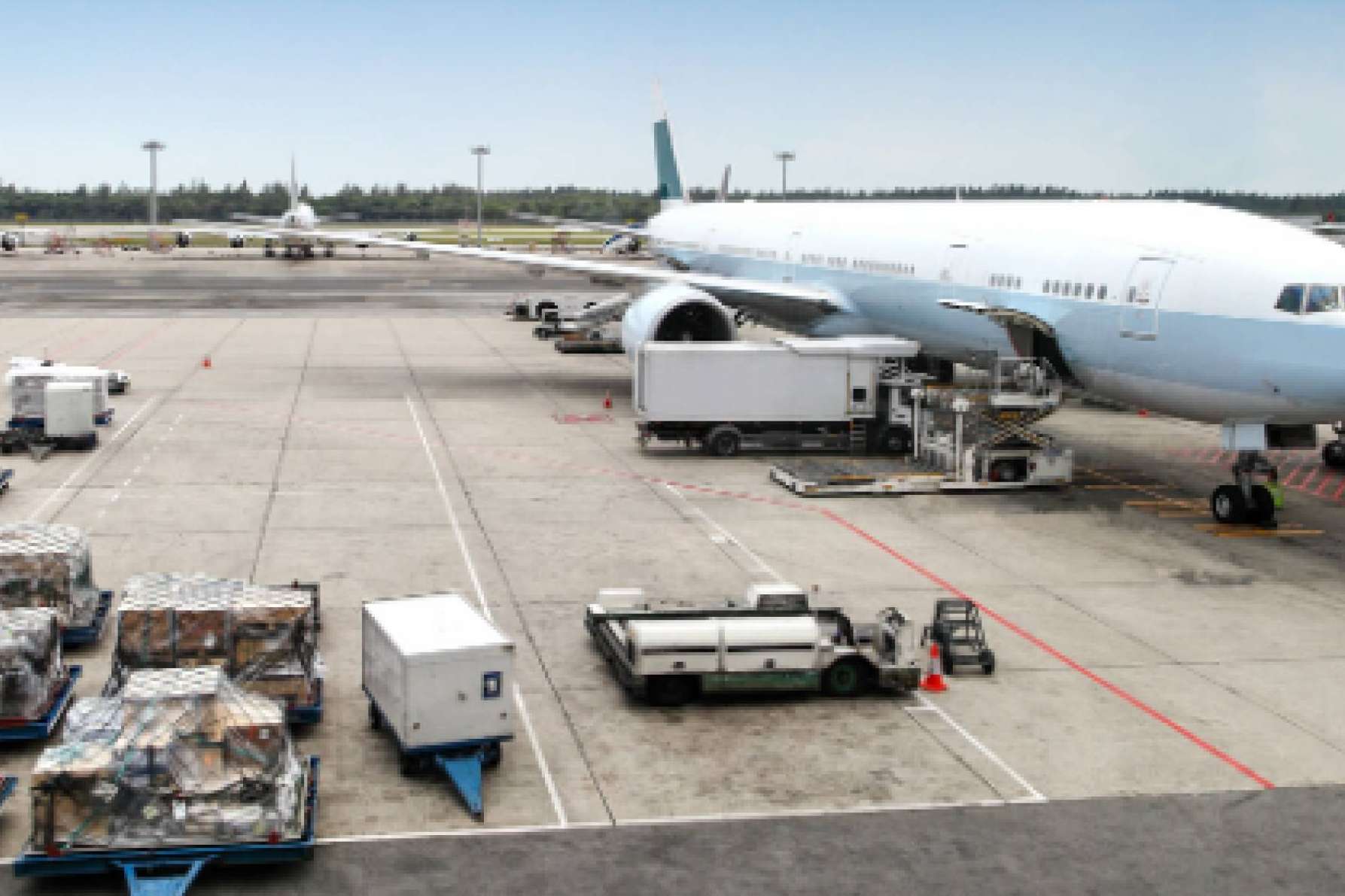 ¿En qué consiste el curso técnico de operaciones aeroportuarias para agentes de handling que ofrece Bravo19?