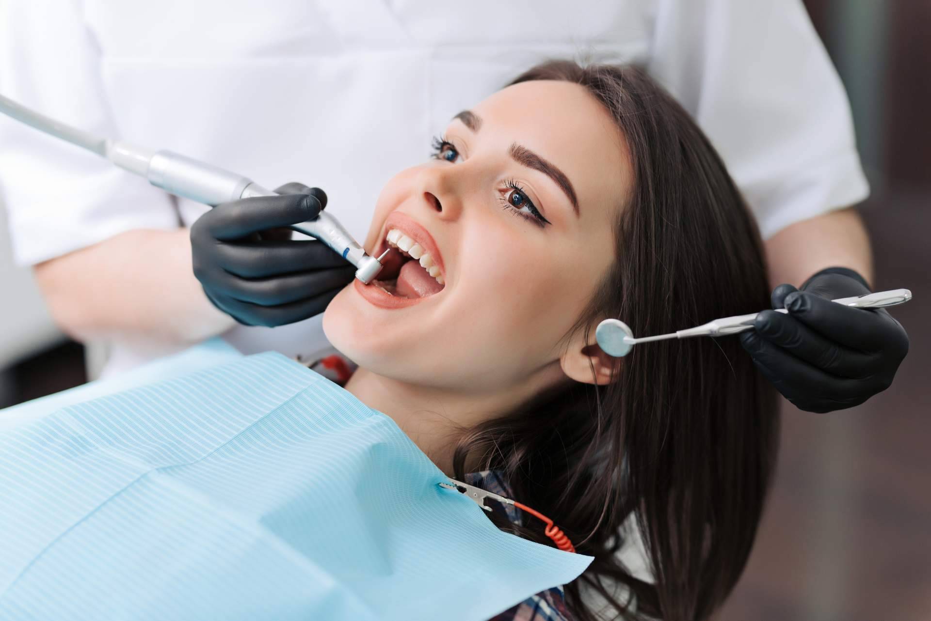 ¿Por qué son importantes las limpiezas dentales profesionales?, por Helident Clínica Dental
