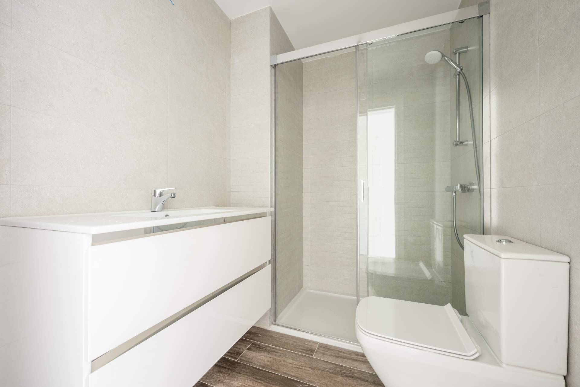 Beneficios de tener un plato de ducha frente a una bañera, por Balnearian