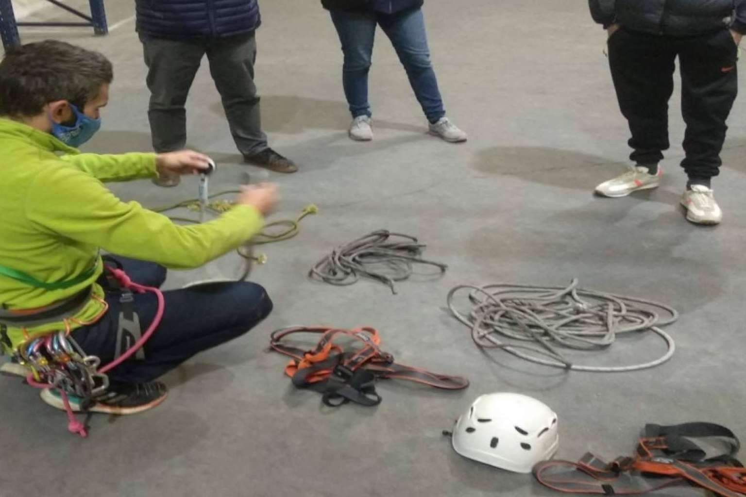 ¿Cuáles son las diferencias entre trabajo en altura y trabajos verticales?
