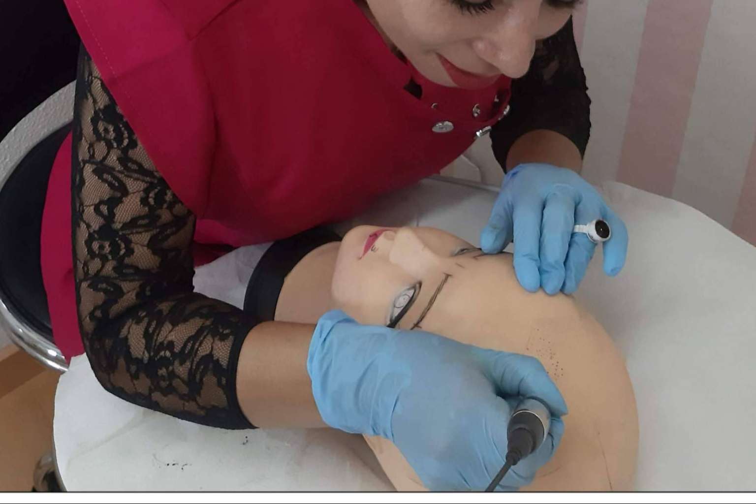 Los profesionales de la micropigmentación pueden ampliar sus conocimientos y aprender técnicas de micropigmentación capilar con VG Virginia Gómez