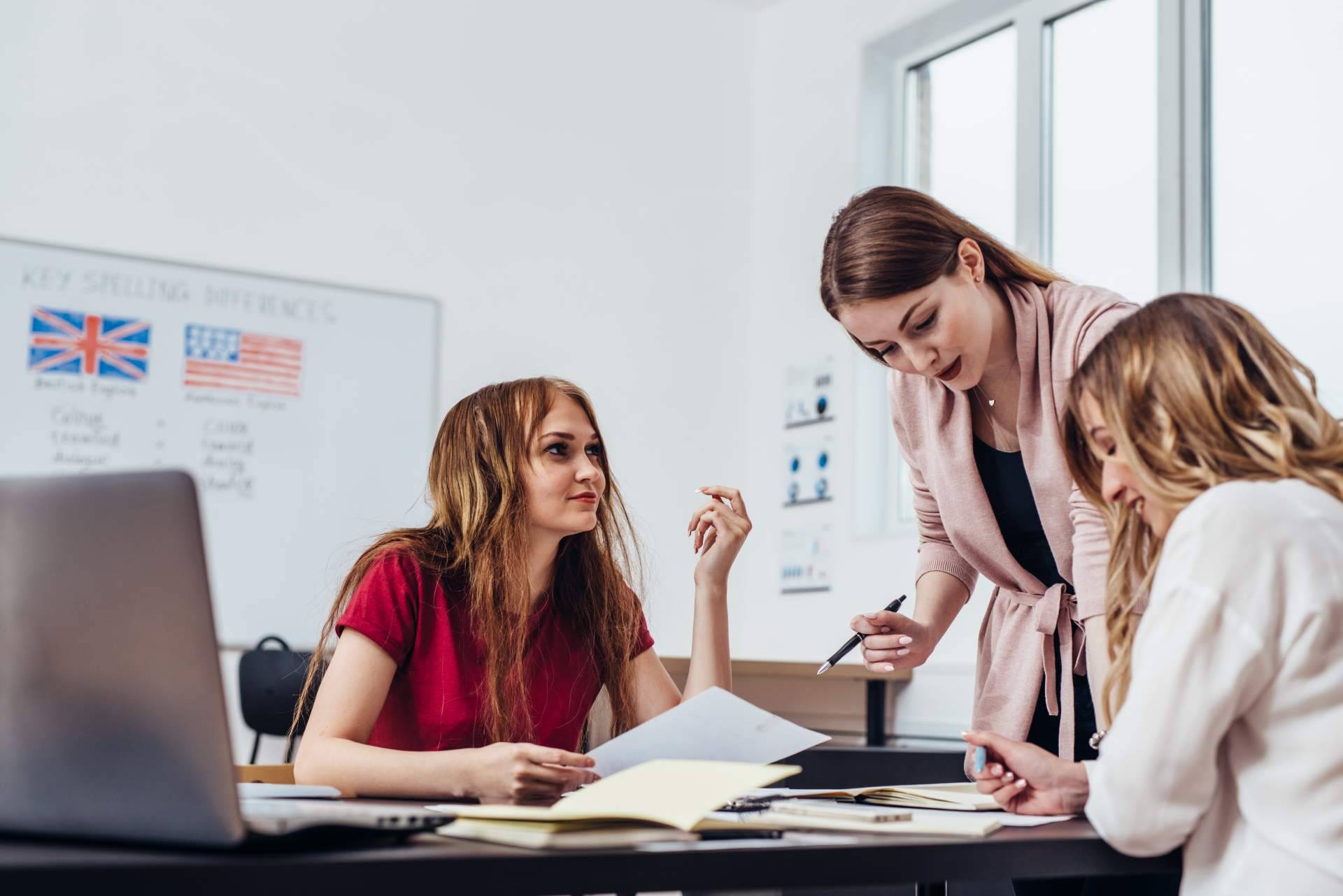 La importancia del inglés para las empresas operando en mercados internacionales, por Learn Hot English