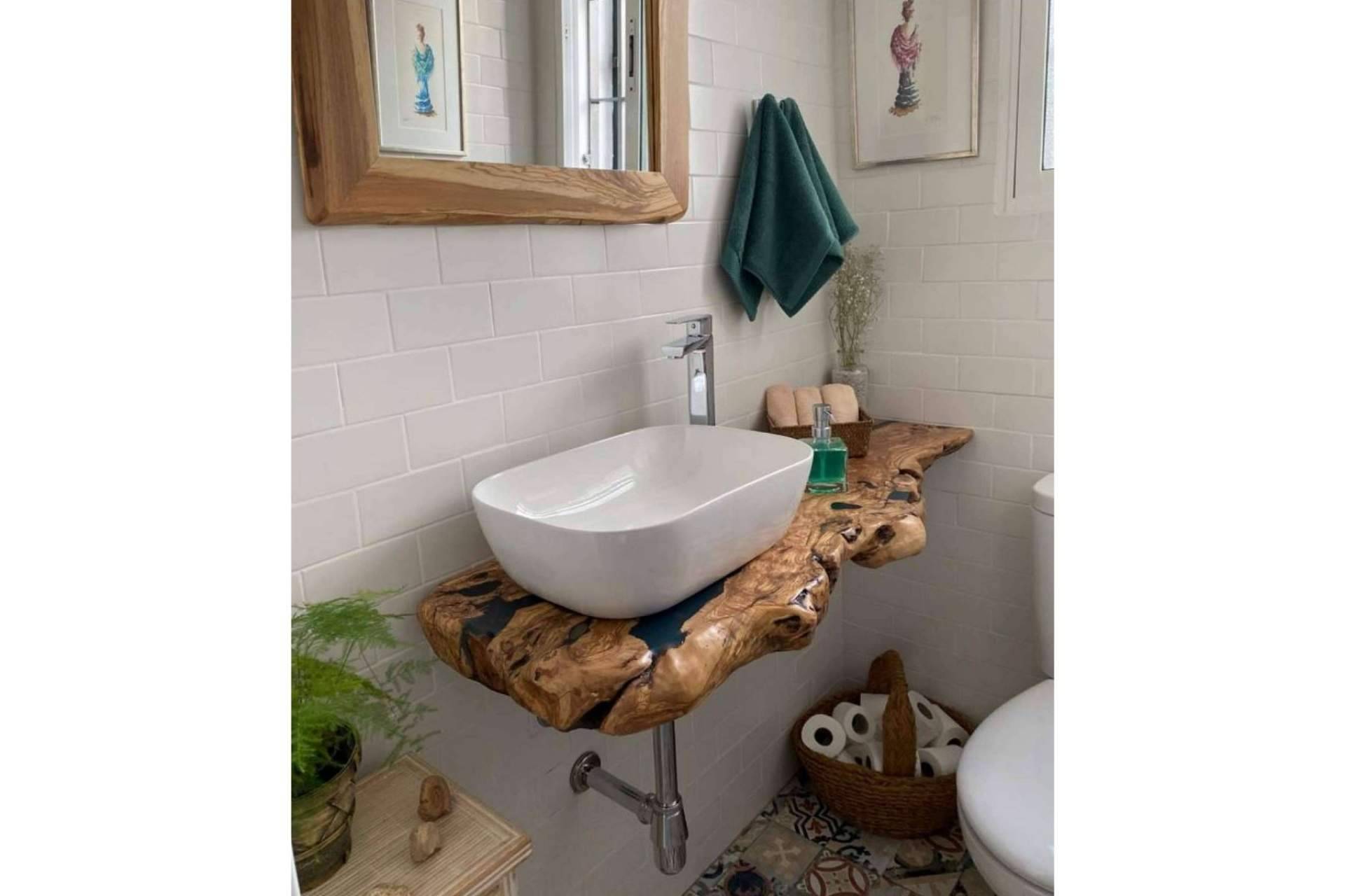 Un toque natural y elegante para el baño de la mano de Encimeras de Olivo