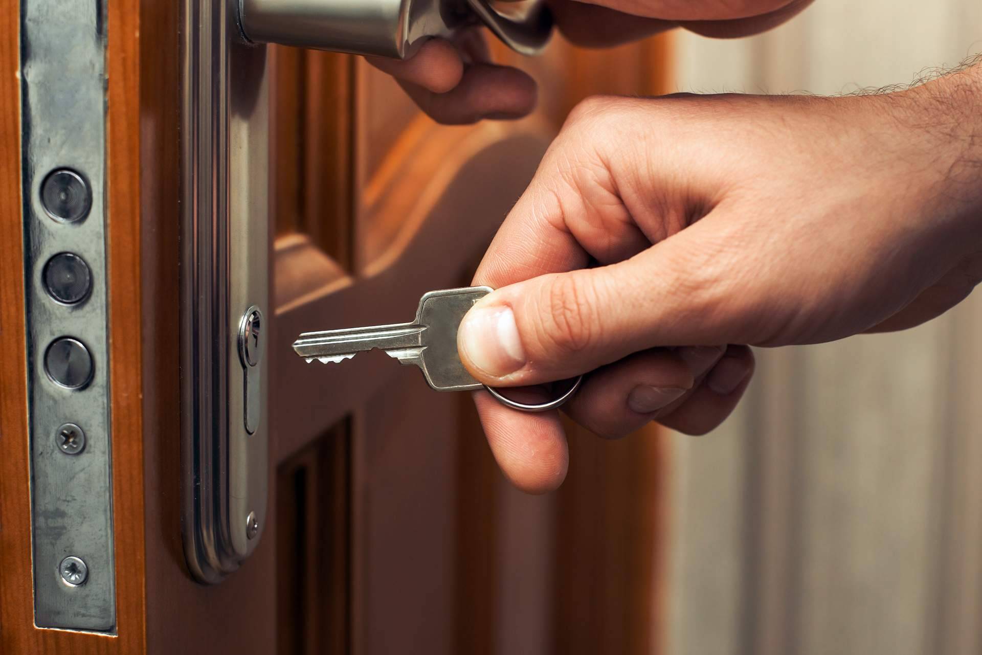 Mejorar la seguridad de la puerta del hogar o el negocio de la mano de Madrid Cerrajería