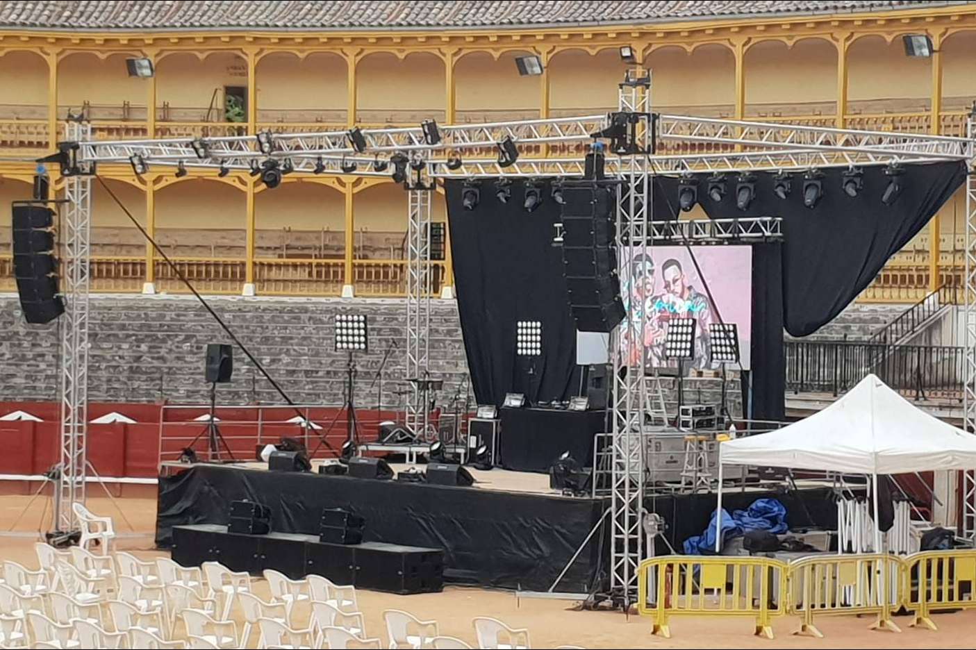 Alquiler equipos de sonido, iluminación y audiovisuales para fiestas y eventos de la mano de DCPRO