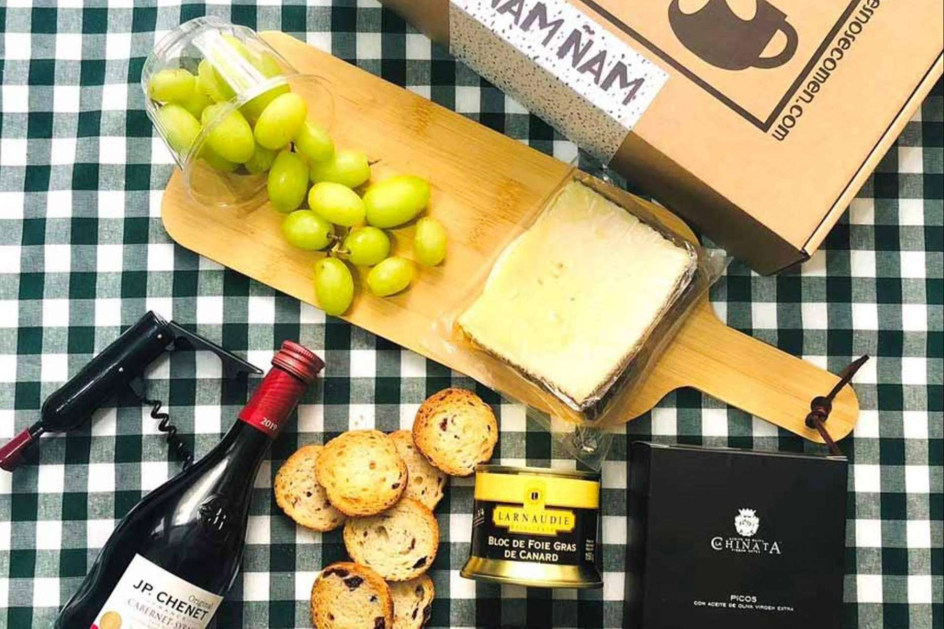 Sorprender con un kit de regalo gourmet de Las Flores No Se Comen es una excelente opción