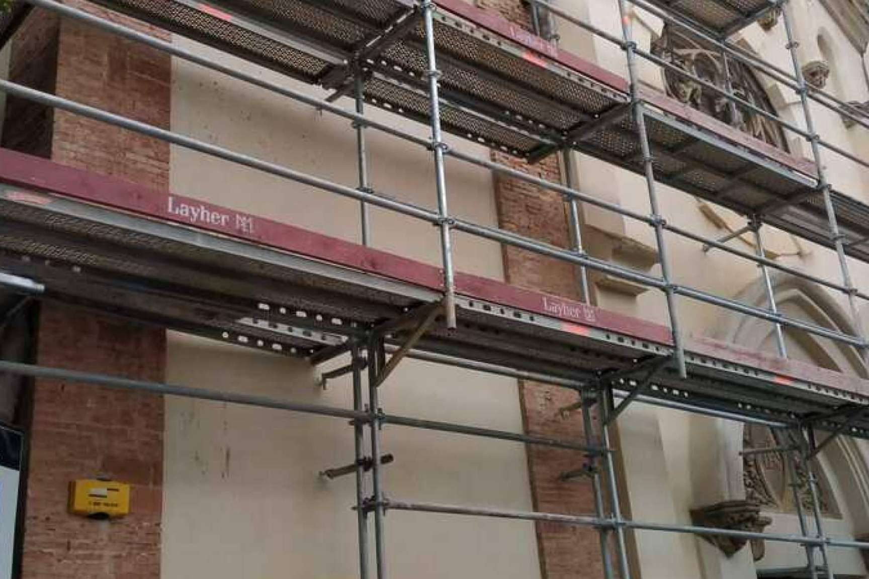 TusAndamiosBarcelona ofrece andamios para obras en comunidades de vecinos