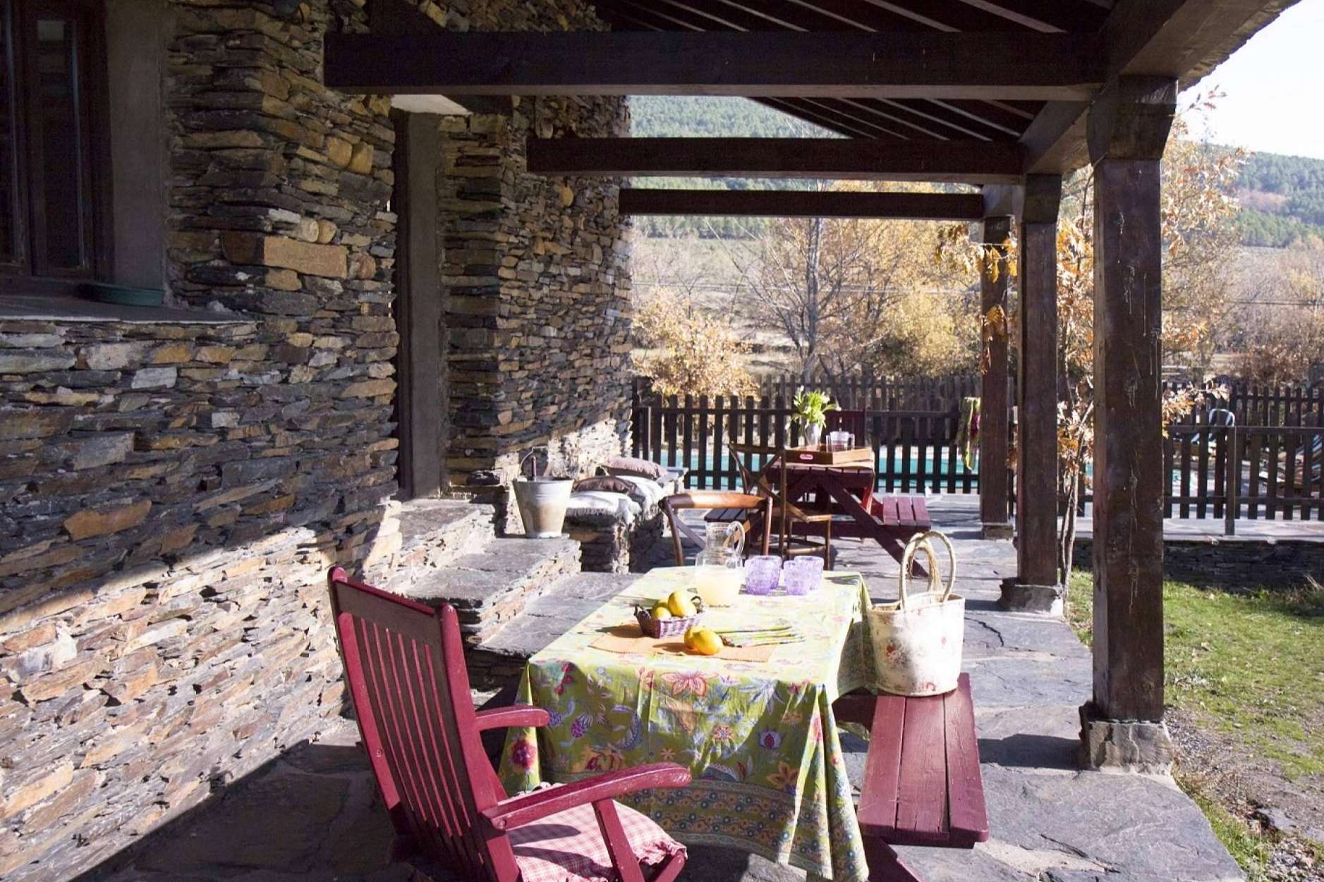 ¿Cómo alquilar una casa rural íntegra para realizar la ruta de los pueblos negros? La Pizarra Negra