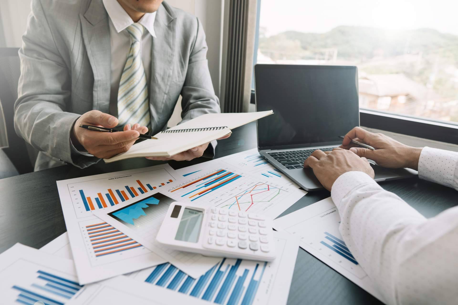 Cómo invertir los activos financieros mediante estrategias de inversión de valor añadido