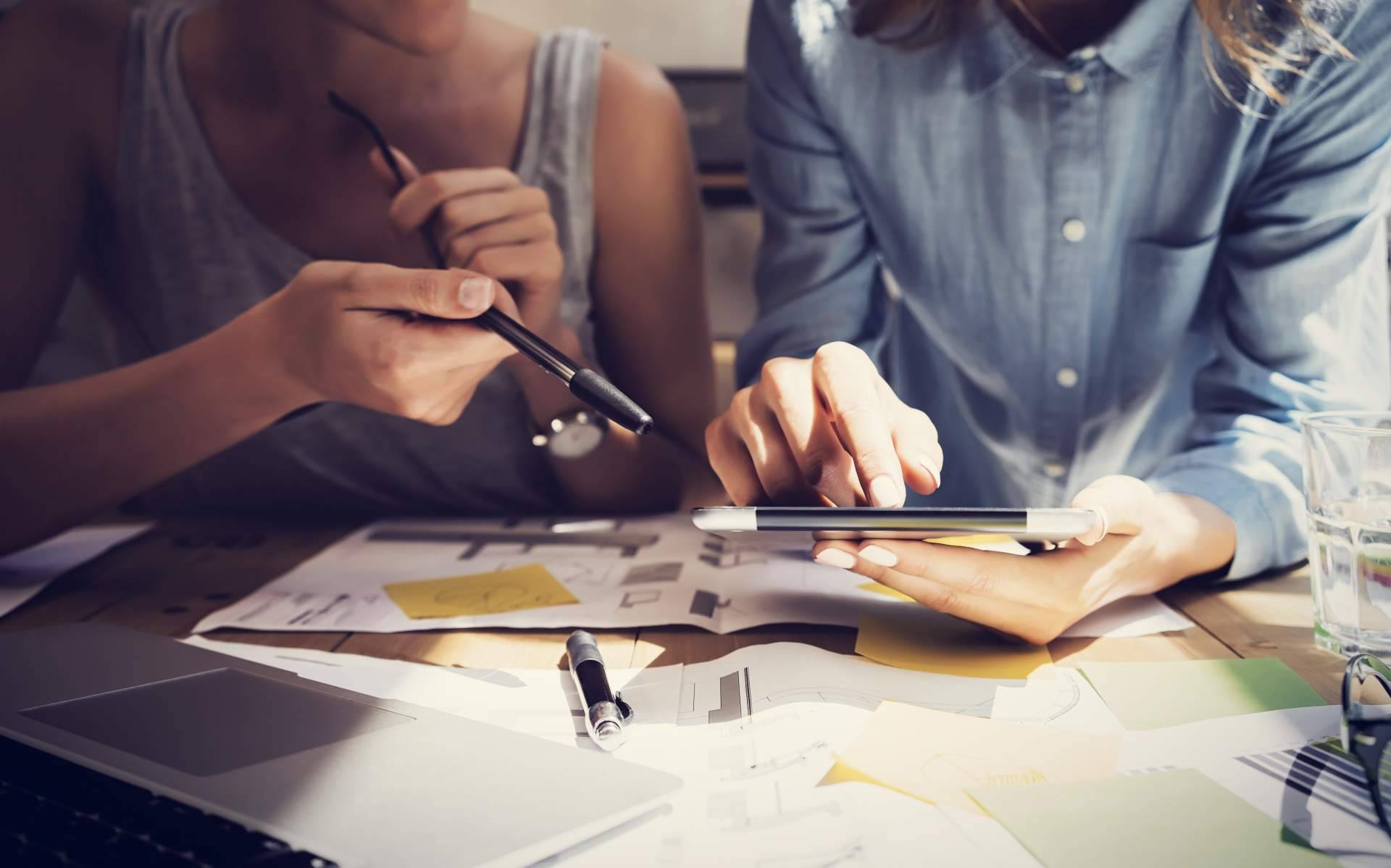 En marketing digital, cuáles son las diferencias entre el ROAS  y el ROI