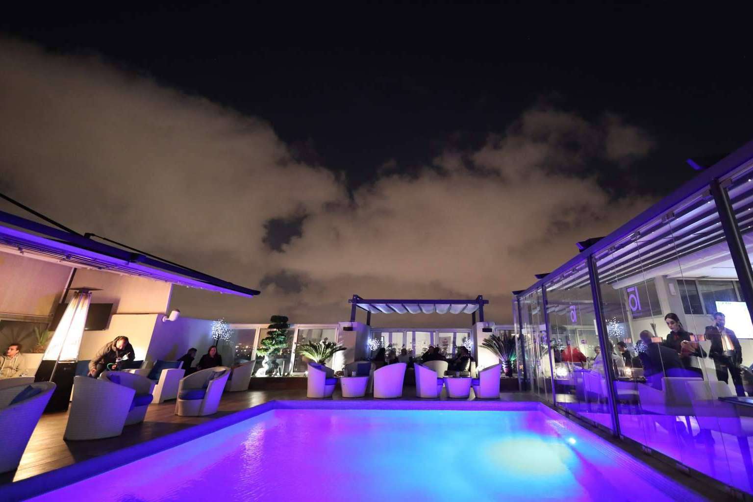 ¿Dónde encontrar iluminación para piscinas con focos LED? Warmpool