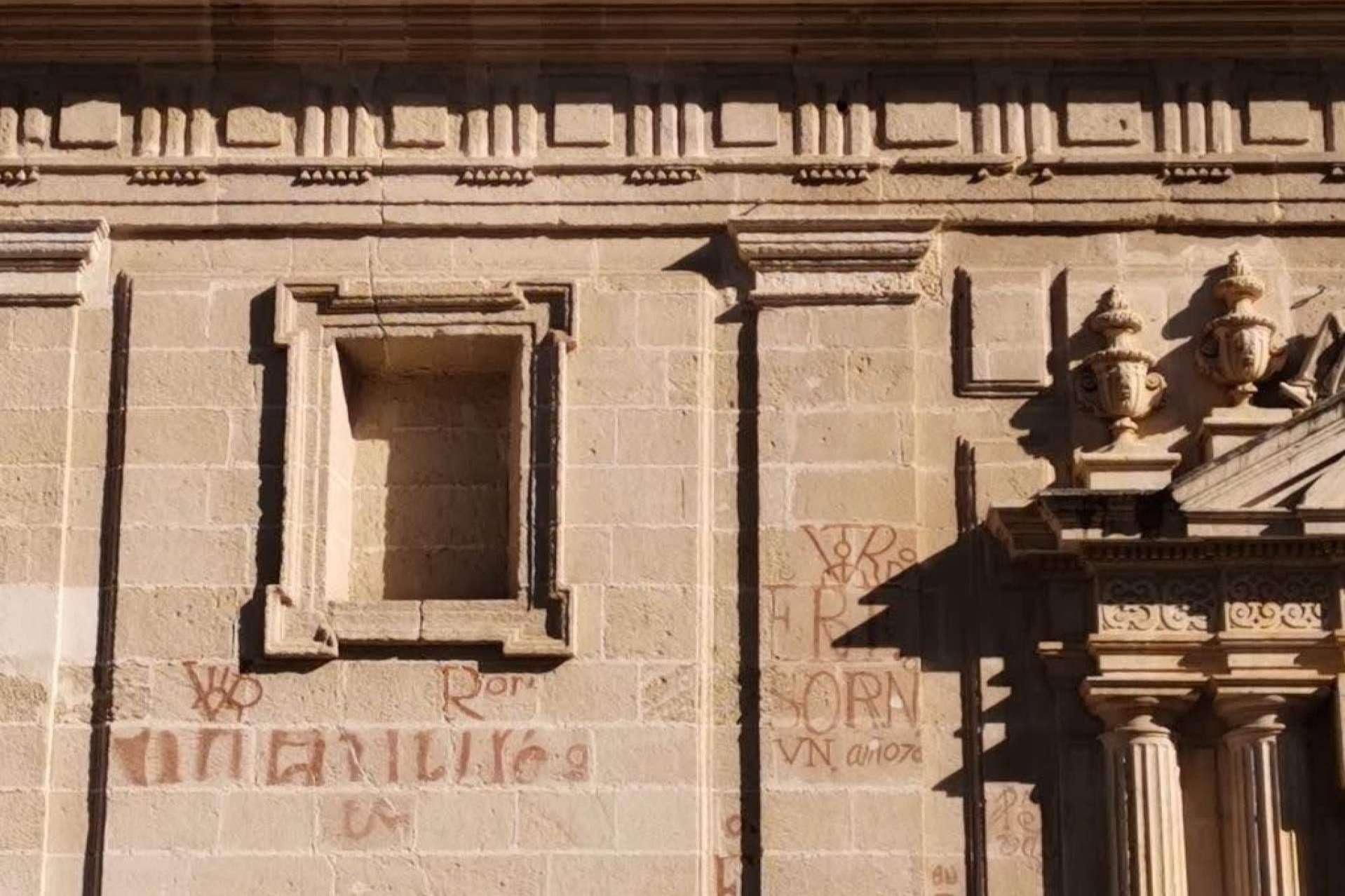 Algunos puntos de interés en las visitas de TuGuíadeSevilla.com son los vítores de Sevilla y la catedral