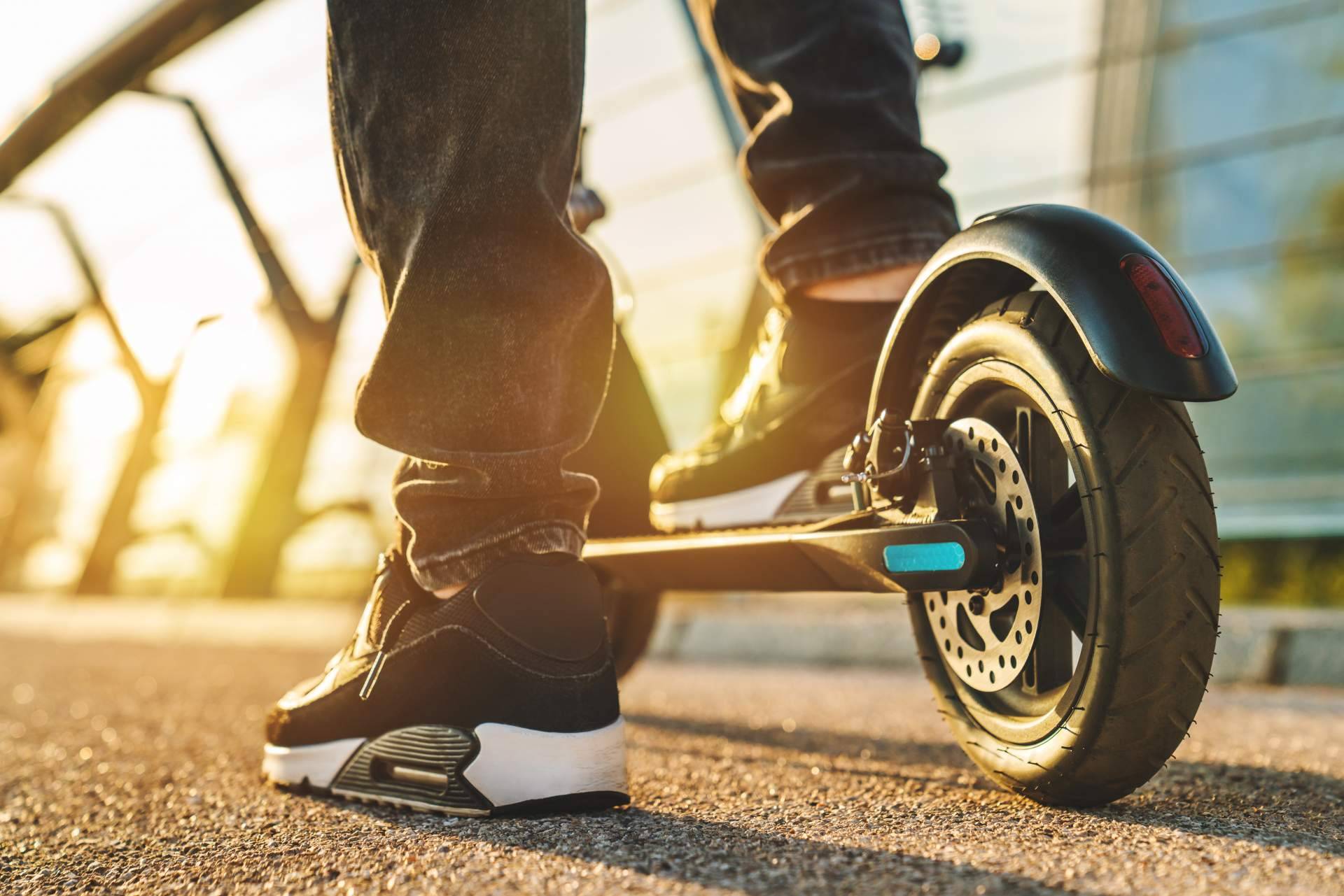 Ir seguro por Barcelona en patinete eléctrico con la cobertura integral ofrecida por la compañía LYNX