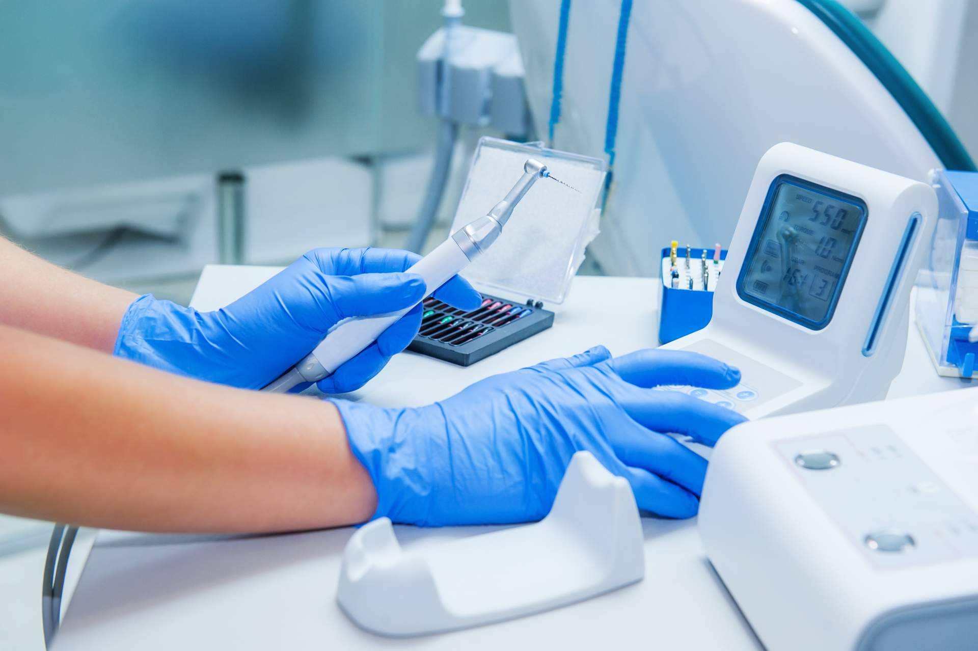Servicio de mantenimiento de instrumentos dentales con Precisión Médica