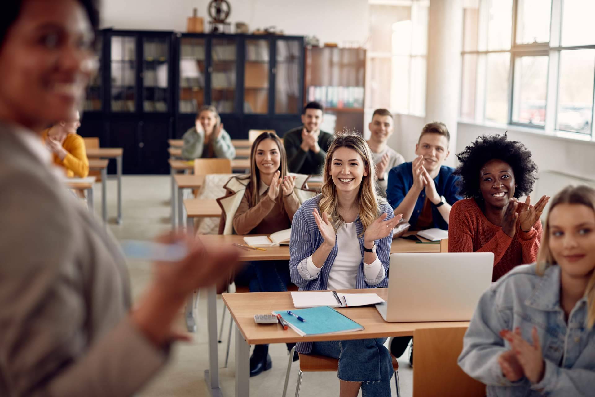 ¿Comprar TFG o TFM? Ayuda Universitaria es la academia online que ofrece asesorías para aprobar las asignaturas universitarias