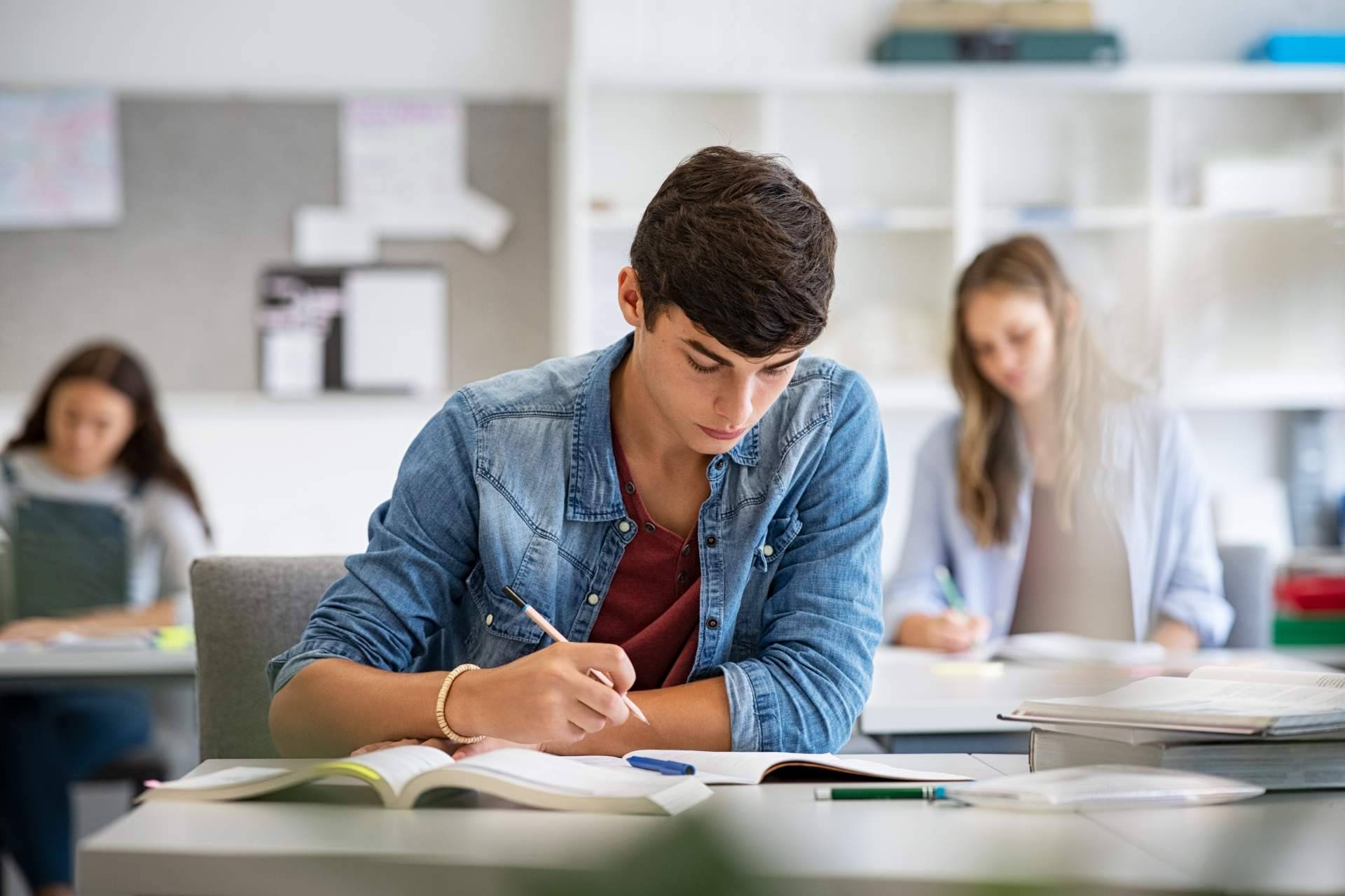 Ayuda Universitaria, la academia de TFG que ofrece descuentos en sus tutorías