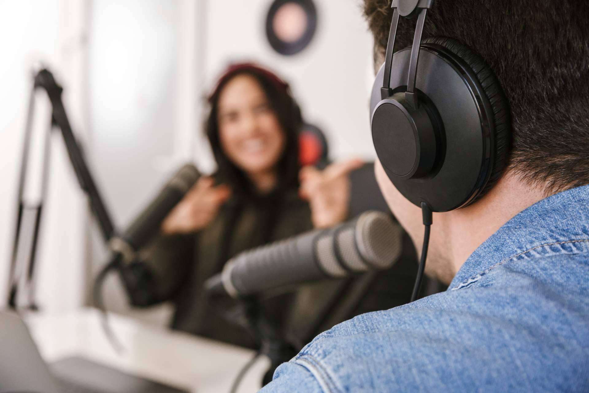 Podcasts corporativos, la nueva tendencia de marketing entre las marcas y empresas
