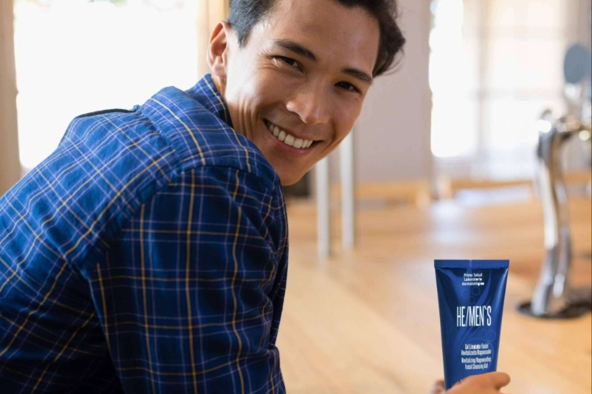 PrimaSalud presenta el gel limpiador facial HE/Men’s que revitaliza y regenera el cutis masculino