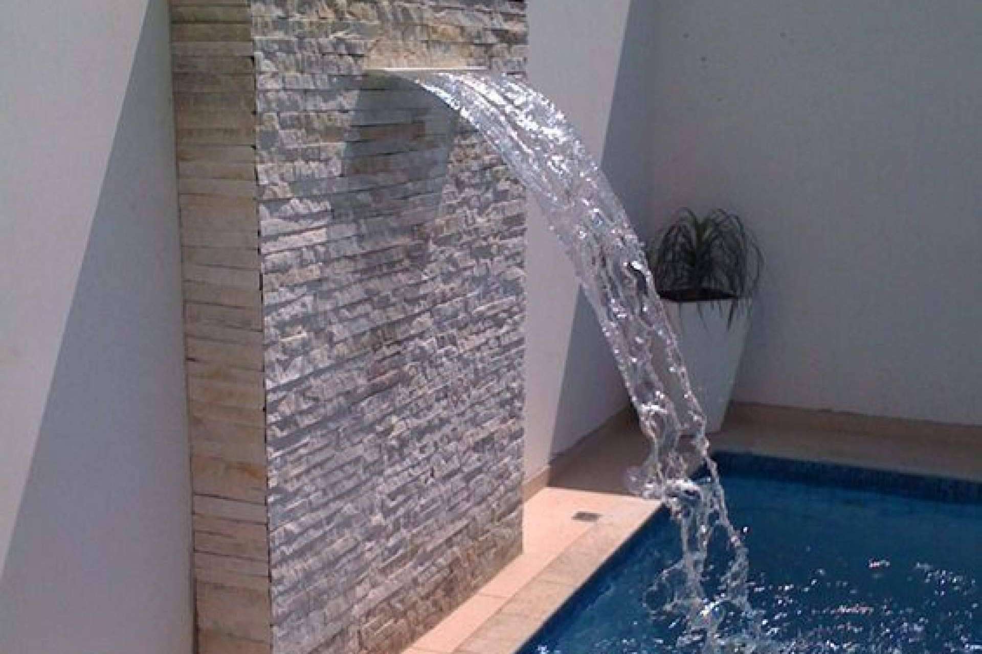 Cascada laminar acrílica, el complemento decorativo ideal de Warmpool para piscinas y centros tipo spa