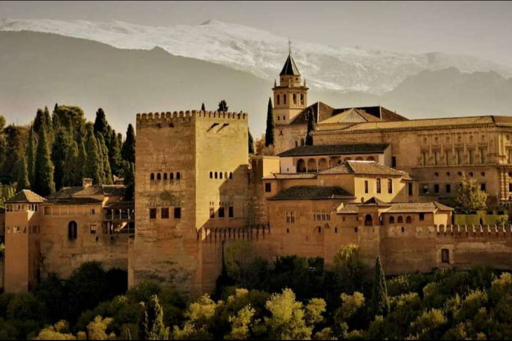 Nazarí Tours Granada ofrece una experiencia única visitando la Alhambra