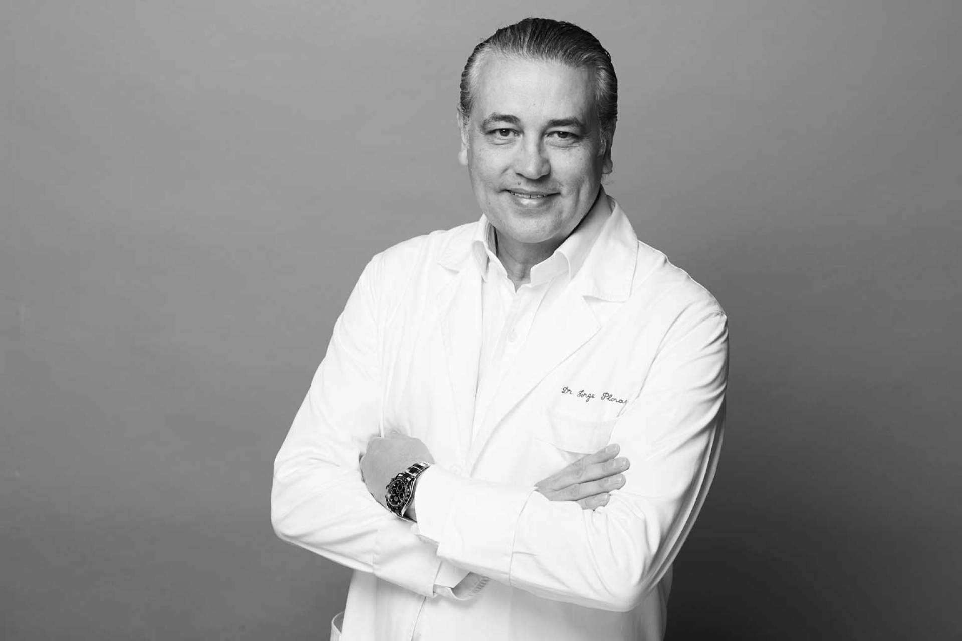Dr. Jorge Planas realiza la blefaroplastia, la cirugía de los párpados
