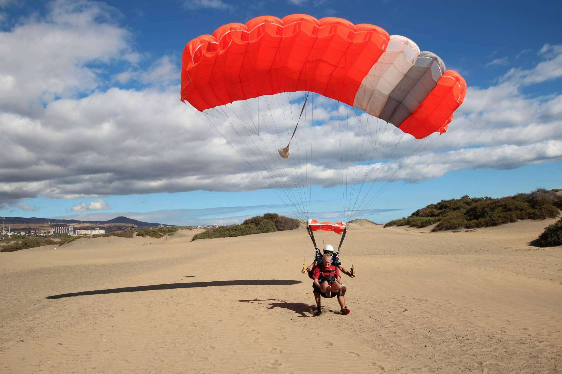 El paracaidismo tándem en Gran Canaria de la mano de iJump es un regalo original que cambia la vida