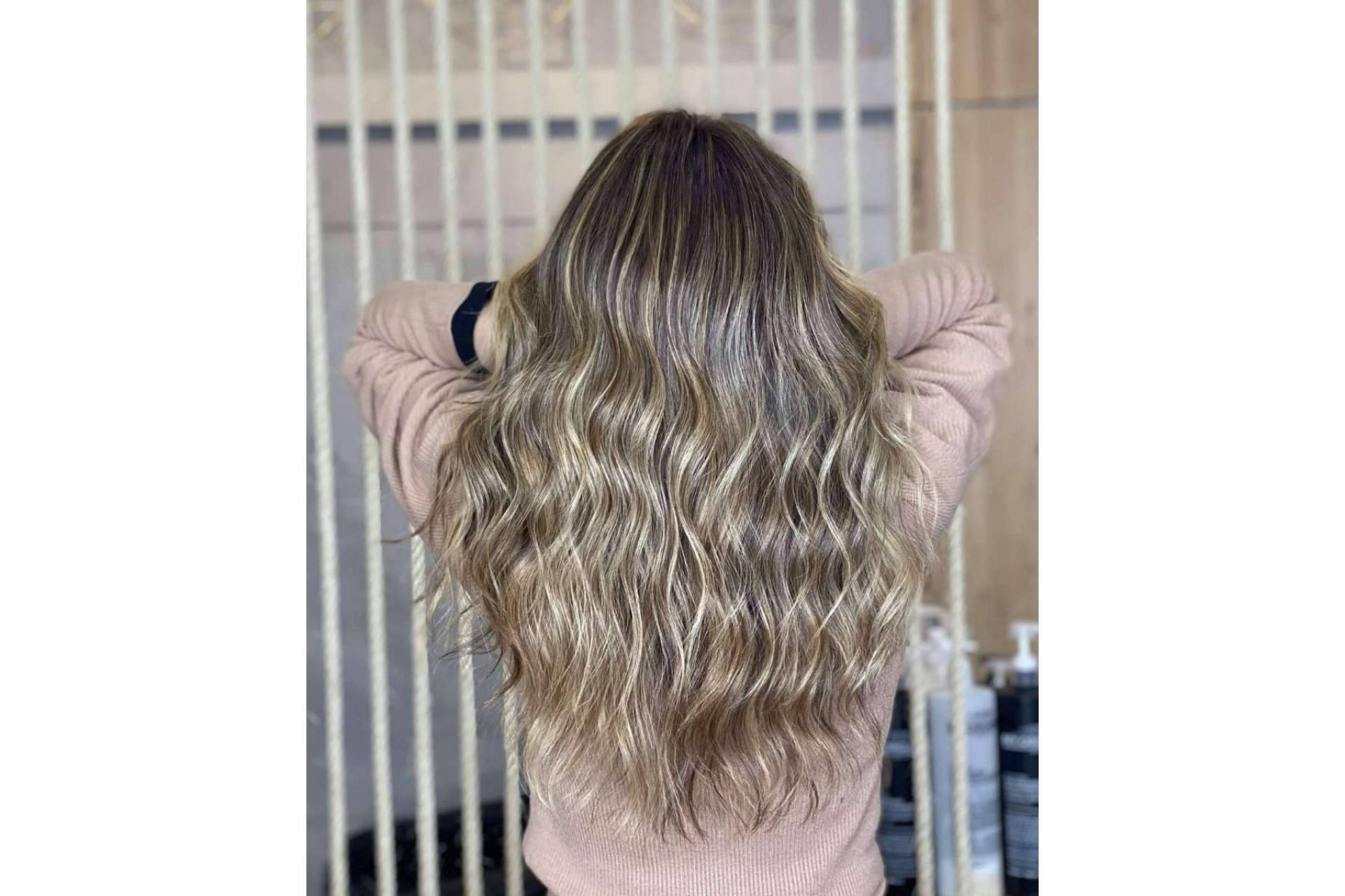 Encontrar especialistas en las últimas técnicas en coloración capilar como el balayage Madrid es posible en DIM Salón