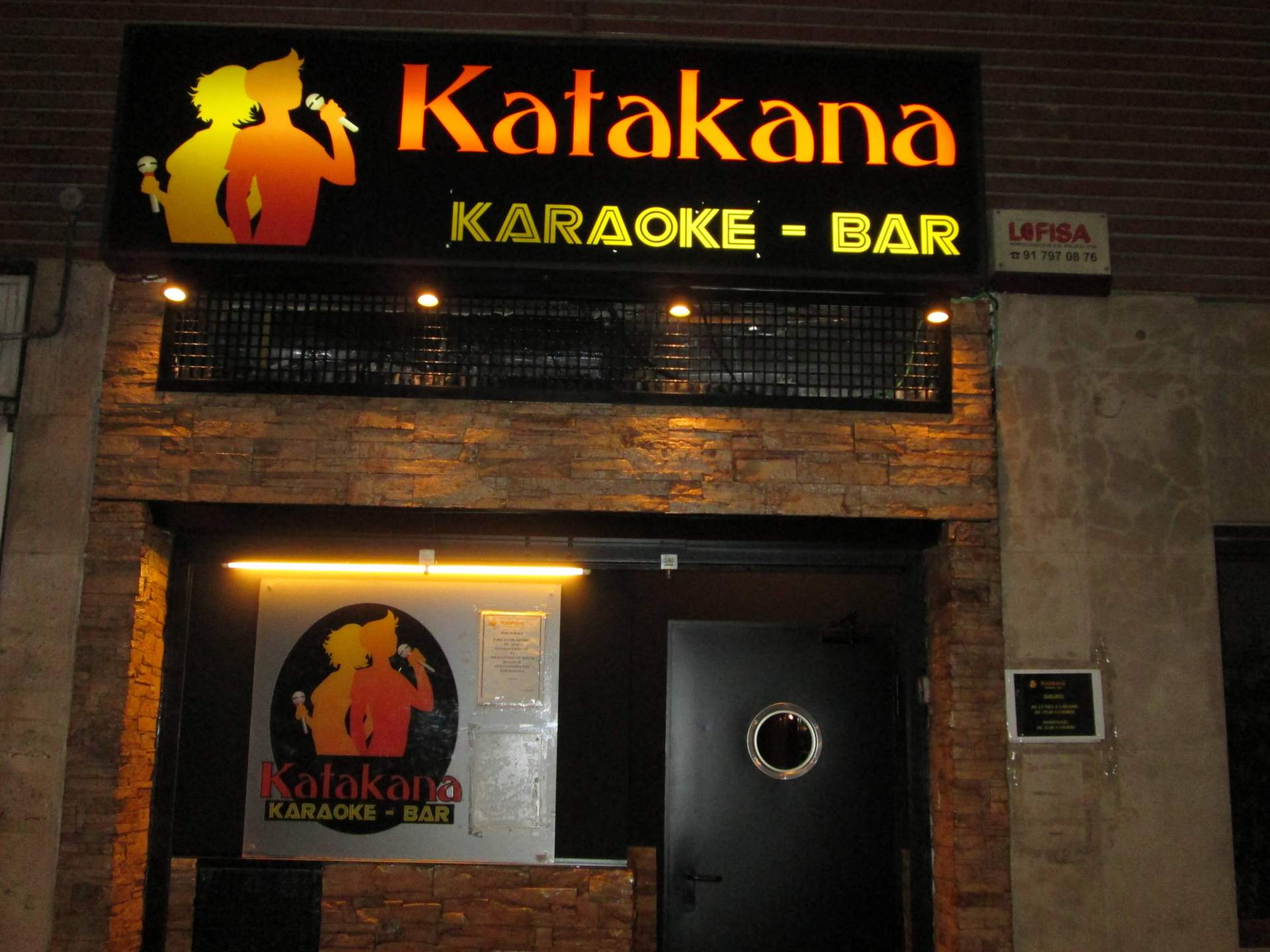 Más de 16 años de historia y un repertorio de más de 22.000 canciones en el Karaoke Katakana, un karaoke bar en Madrid