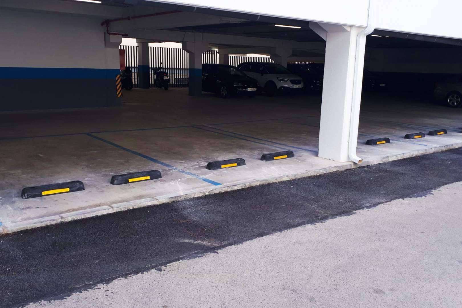 Abadecom Manufacturer SL y sus topes de parking de plástico 100 % reciclado