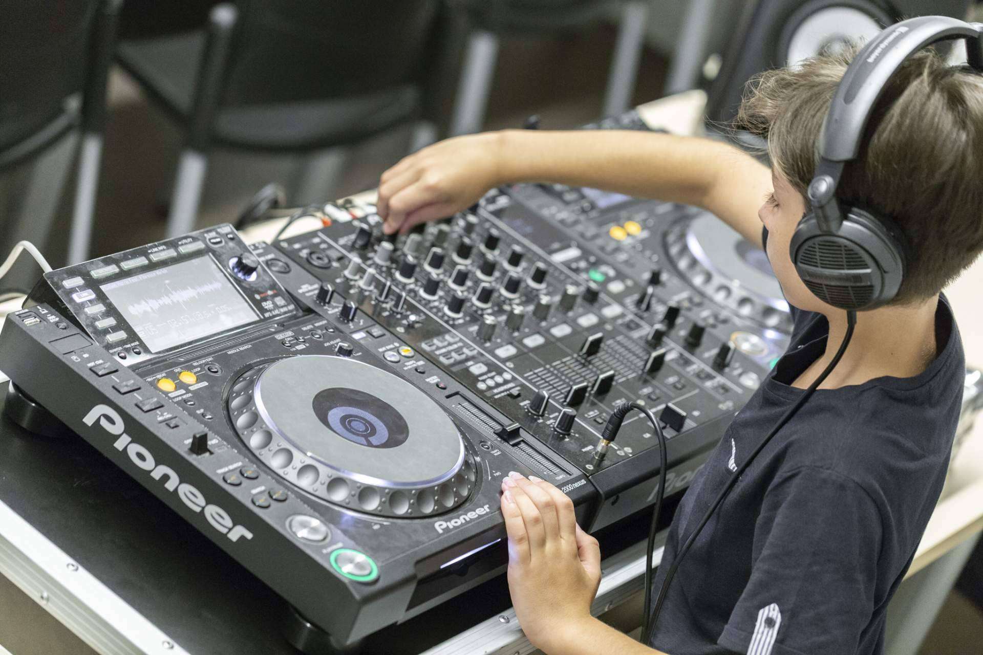 EUMES ofrece un curso de producción musical para niños y adolescentes