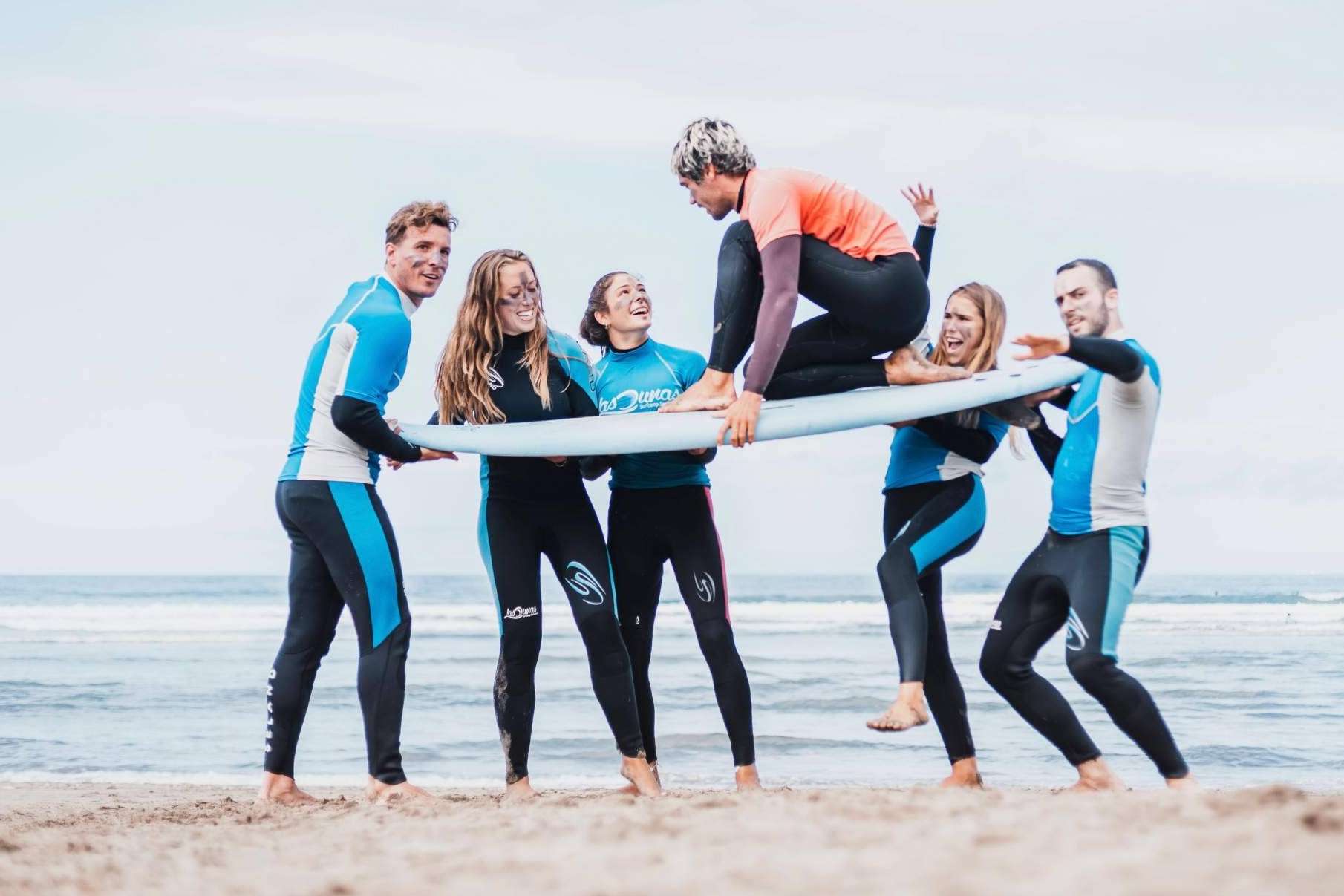 Clases para personas de todas las edades de la mano del surfcamp Las Dunas