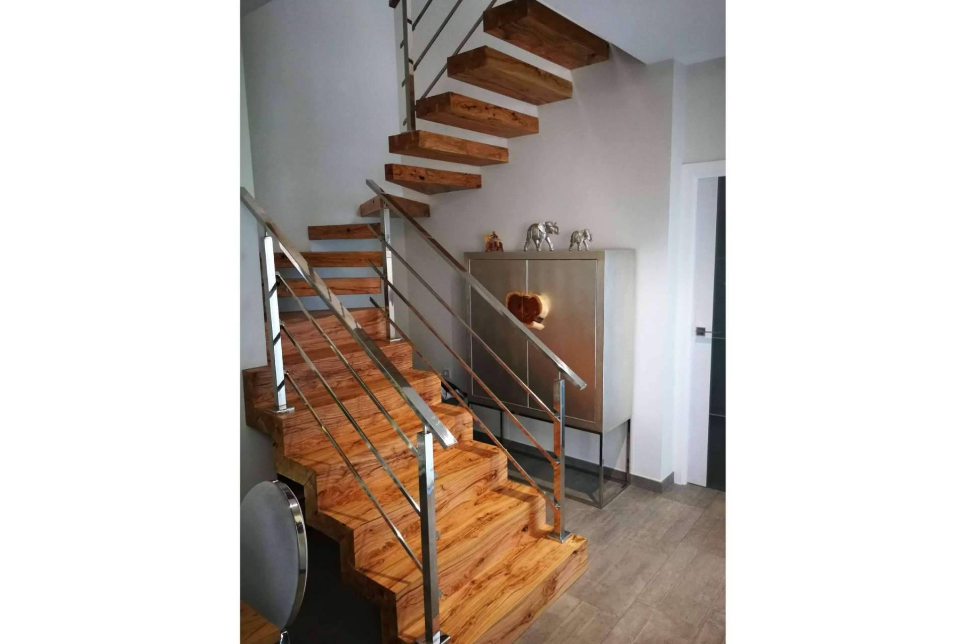 Escaleras de madera de olivo como toque original y decorativo en casa, de la mano de Encimeras de Olivo