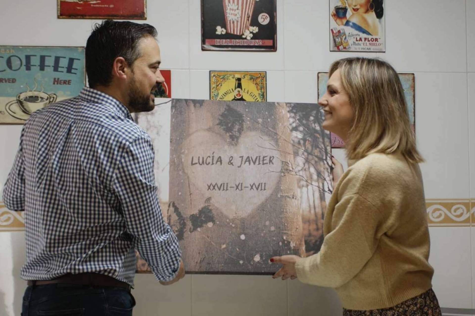 Los lienzos personalizados de VeAlma son un regalo original para una celebración de aniversario