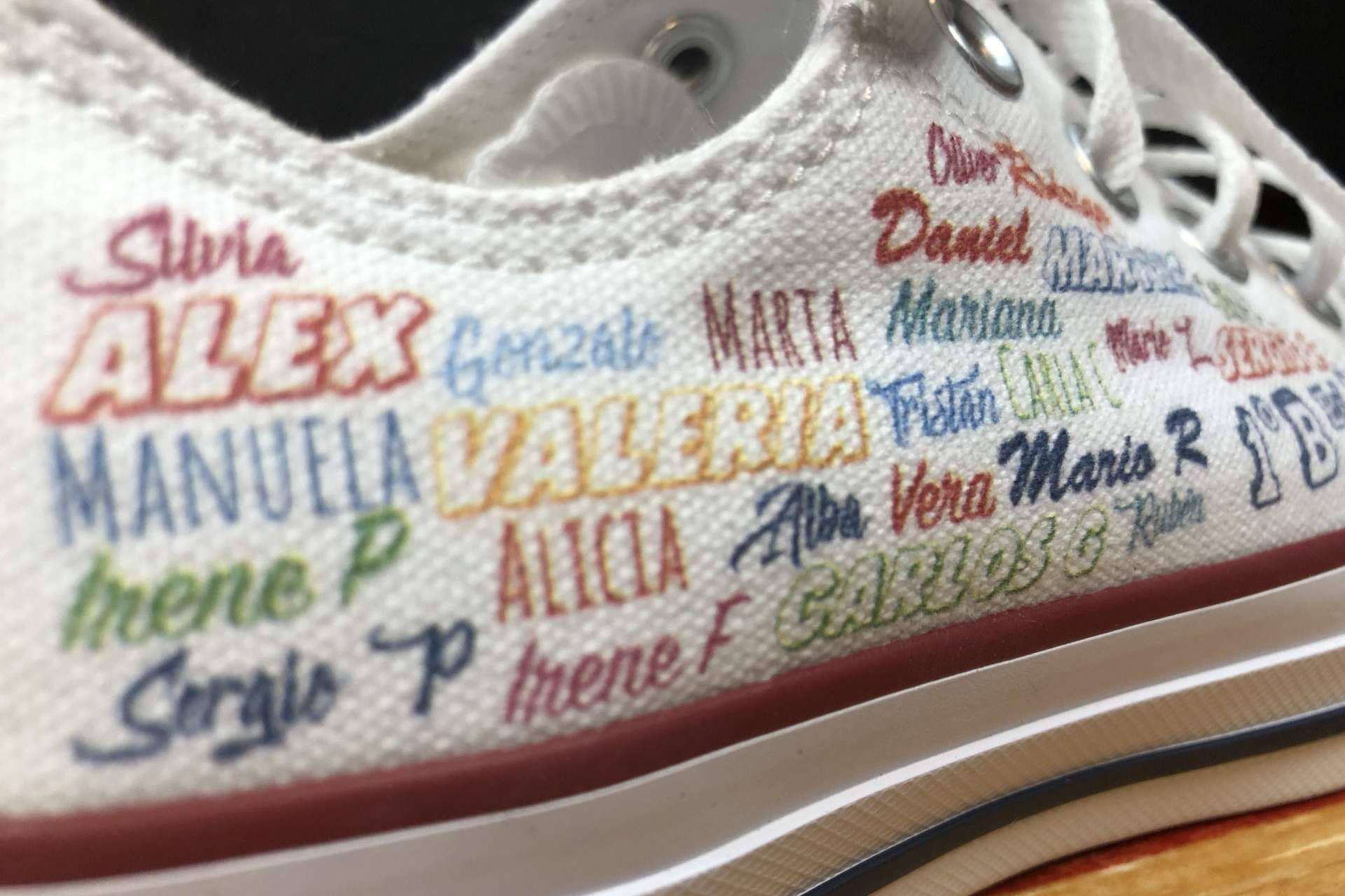 Plasmar la identidad de una persona en las zapatillas personalizadas que diseña AMM Aerografía