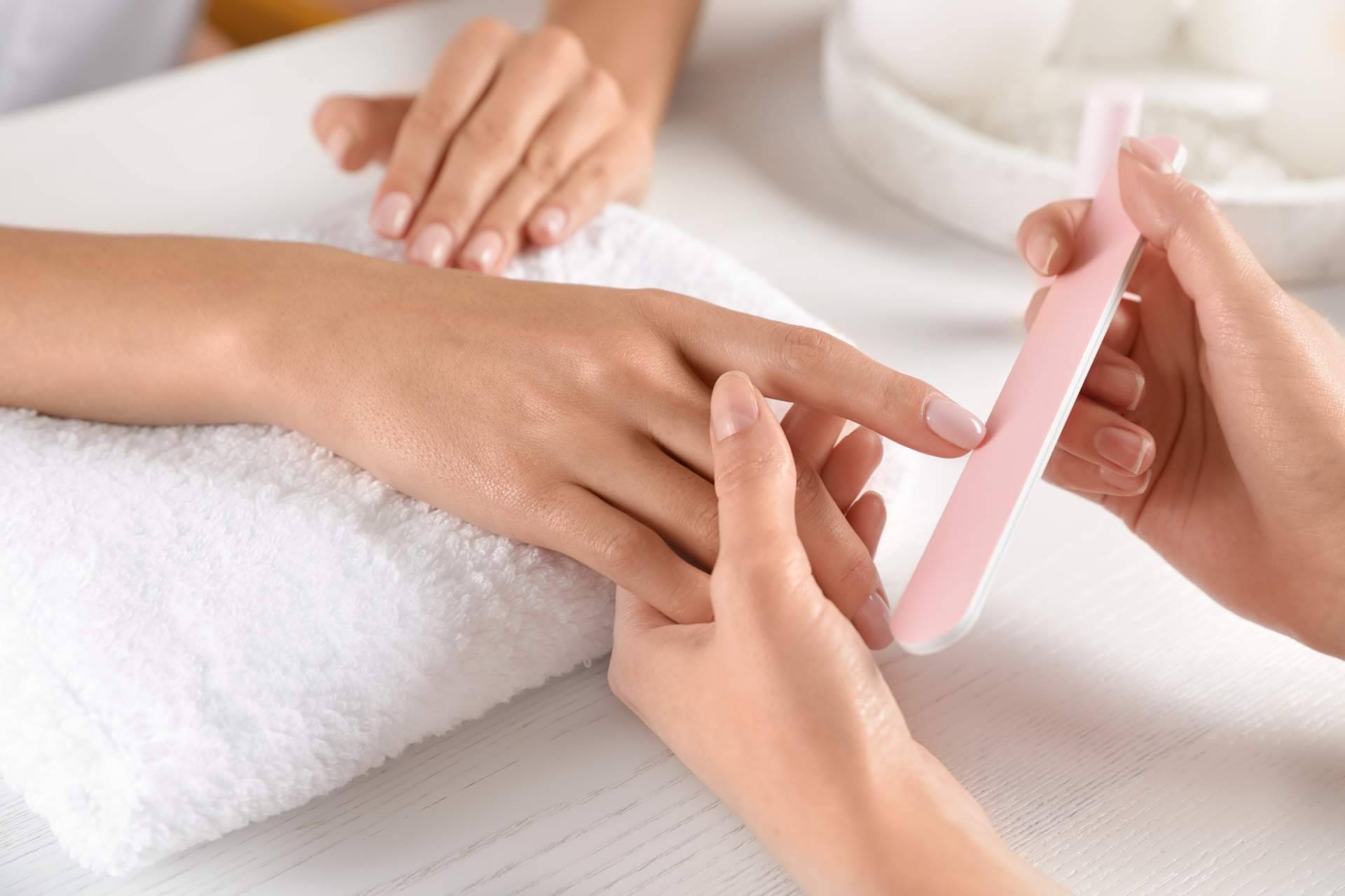 Manicura con acabado profesional con los productos de Uñas y Estética
