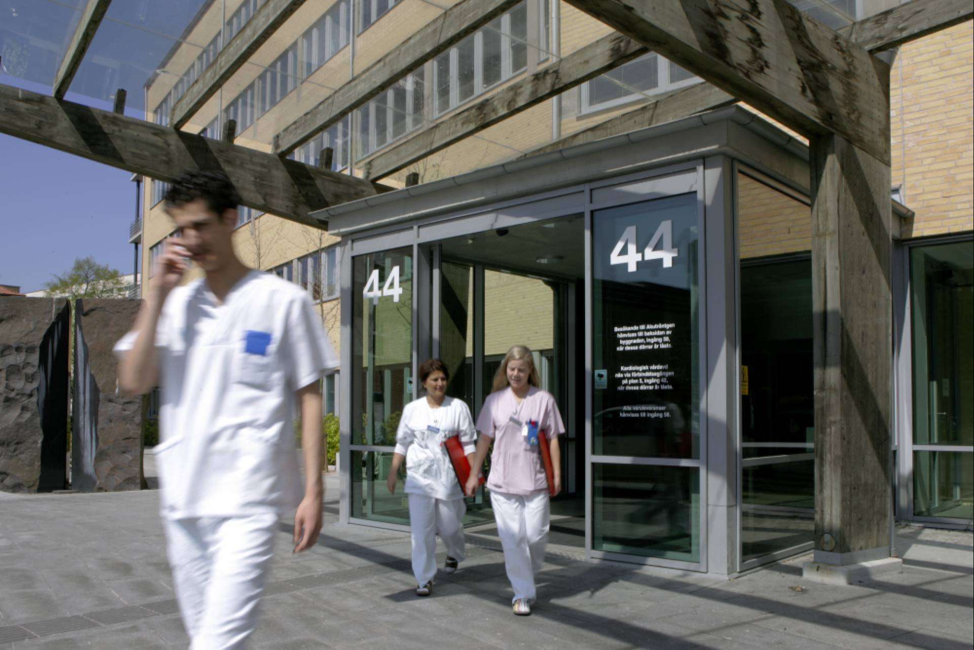 ASSA ABLOY ofrece puertas automáticas, peatonales e industriales para el sector sanitario