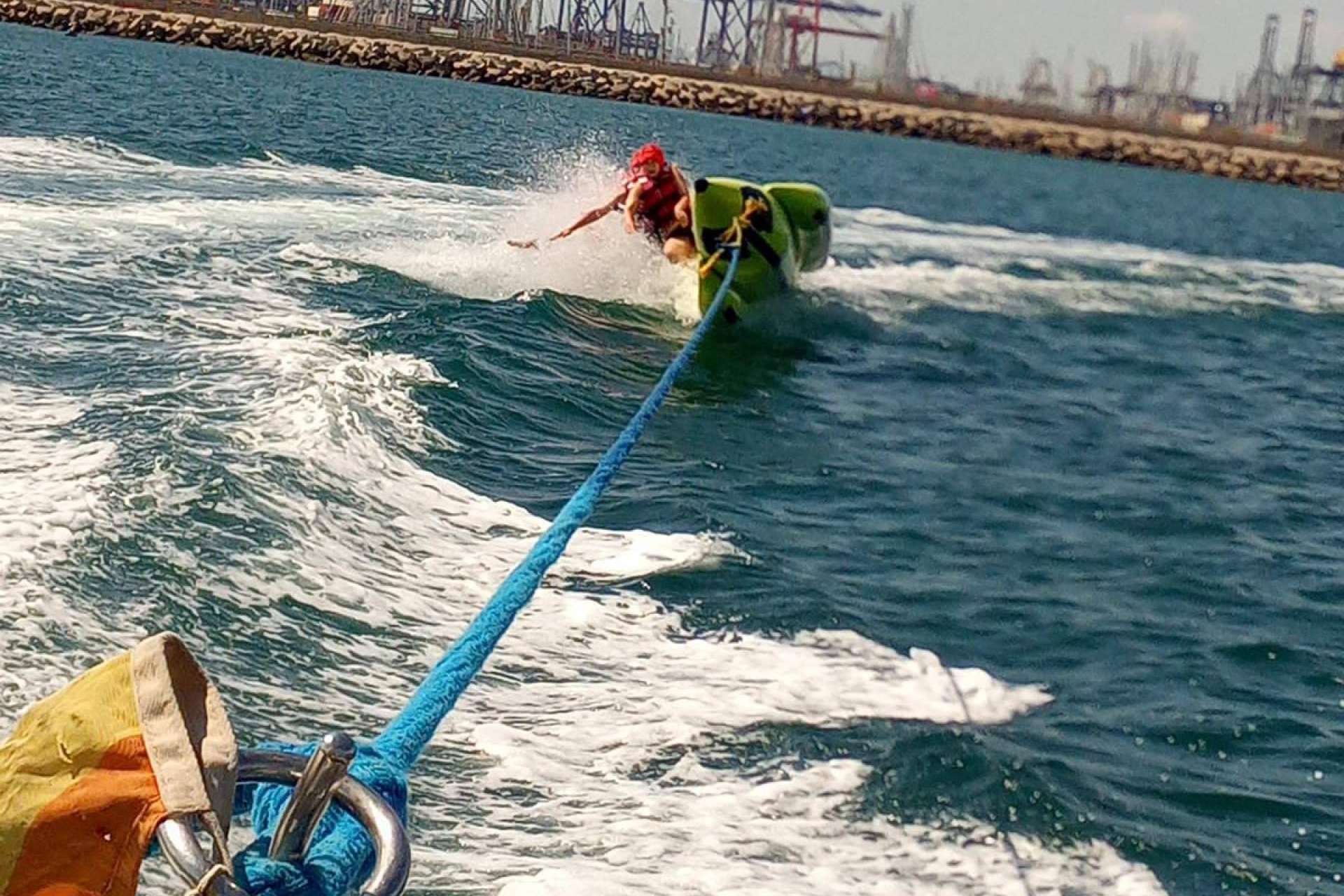 Rentjetskivalencia.com, disfrutar de la banana boat en Valencia