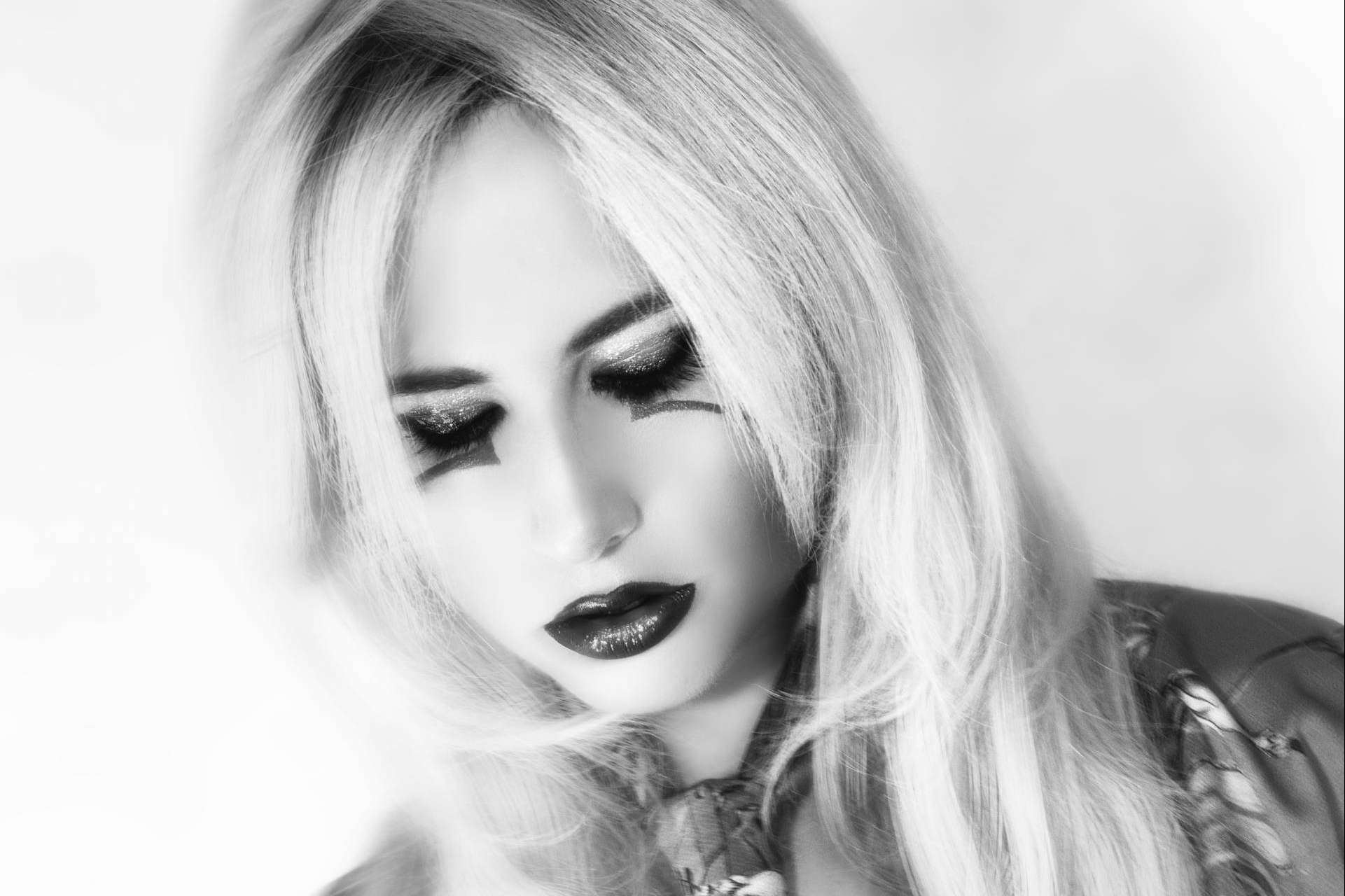 La cantante española Ava Phoenix presenta el espectáculo Symphonia