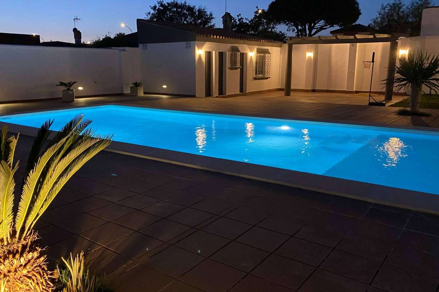 Esencial Pool sobre las ventajas de las piscinas con cristal elevadas